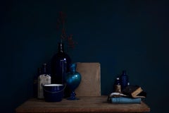 "Toter Spatz", Contemporary Still Life Photograph in Blau mit totem Spatz