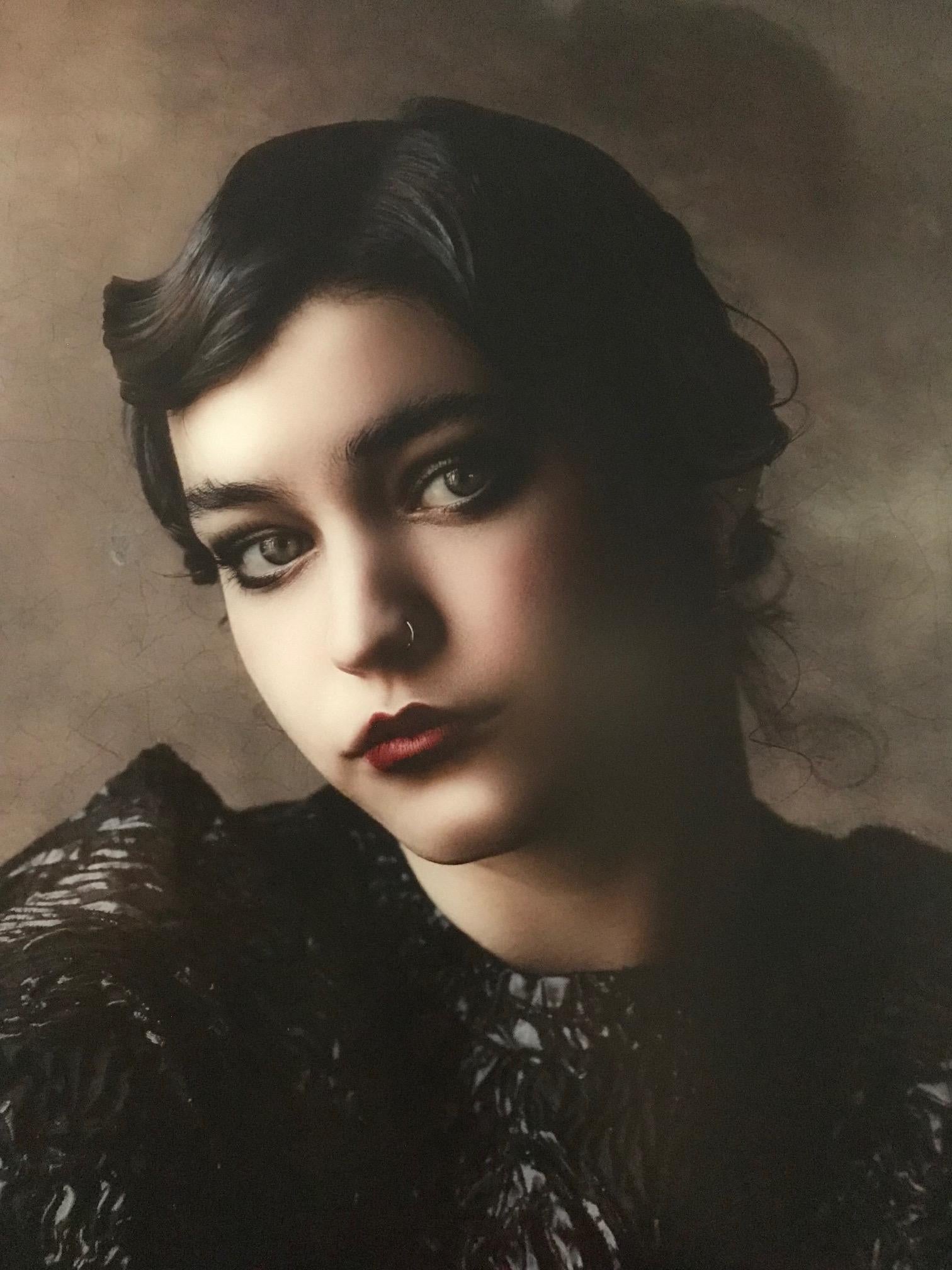 « Face From The Past » (Le visage du passé), portrait de femme au tourbillon d'inspiration des années 20, Flapper Girl - Photograph de Jenny Boot