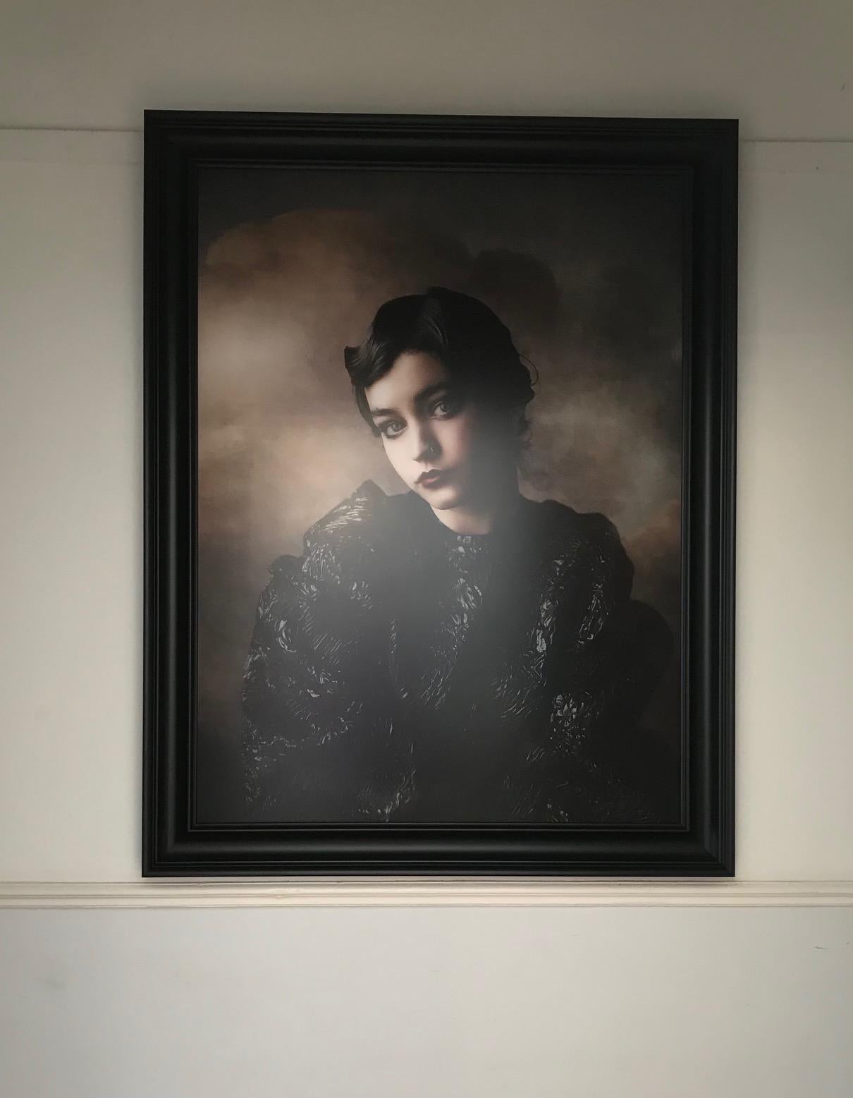 « Face From The Past » (Le visage du passé), portrait de femme au tourbillon d'inspiration des années 20, Flapper Girl - Contemporain Photograph par Jenny Boot