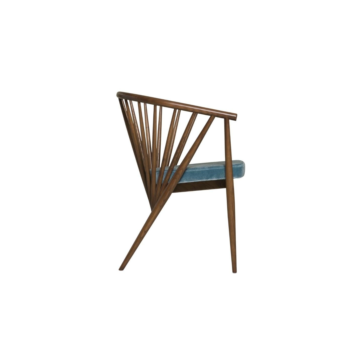 Jenny is an upholstered easy chair made of hand turned ash wood poles. 
The curved backrest is made of a raw of ash poles fixed at different angles.
Is customizable in different wood finishes and coating materials or colors.
Made in Italy by