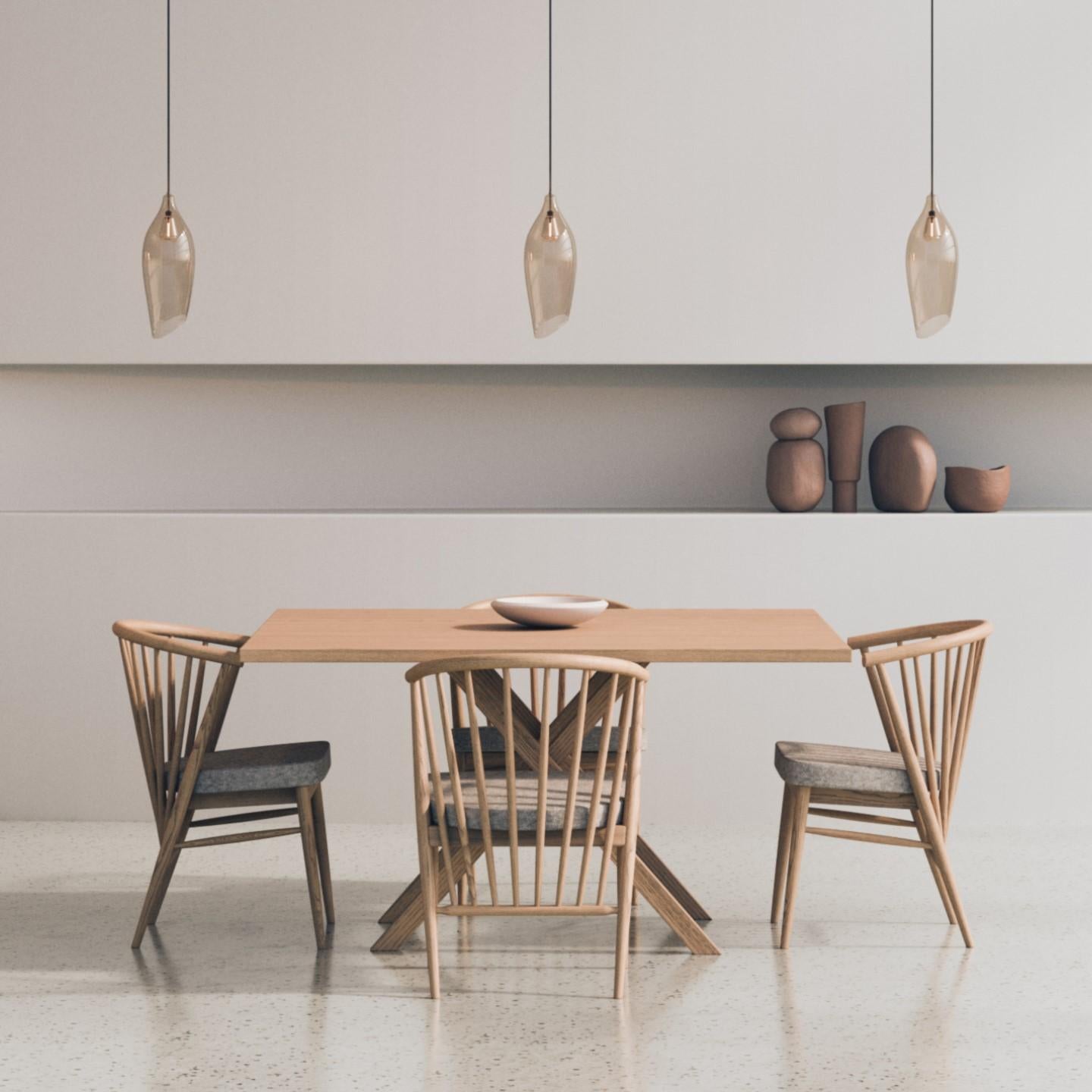Cuir Jenny, chaise de salle à manger contemporaine tapissée en bois de frêne tourné à la main, par Morelato en vente