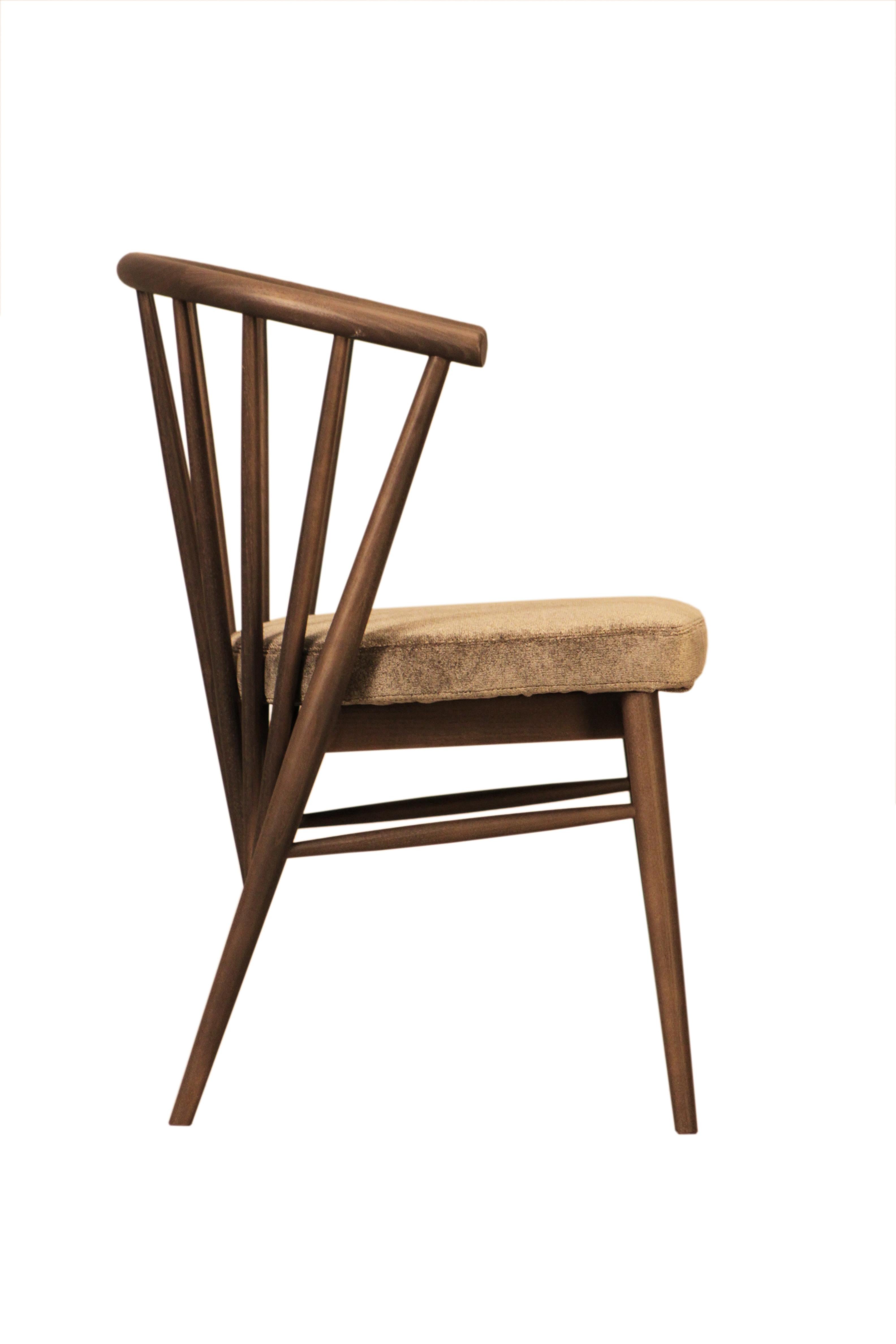Jenny ist ein gepolsterter Stuhl aus handgedrechseltem Eschenholz. Die geschwungene Rückenlehne besteht aus einer Reihe von Eschenstäben, die in verschiedenen Winkeln befestigt sind.
Anpassbar mit verschiedenen Holzoberflächen und