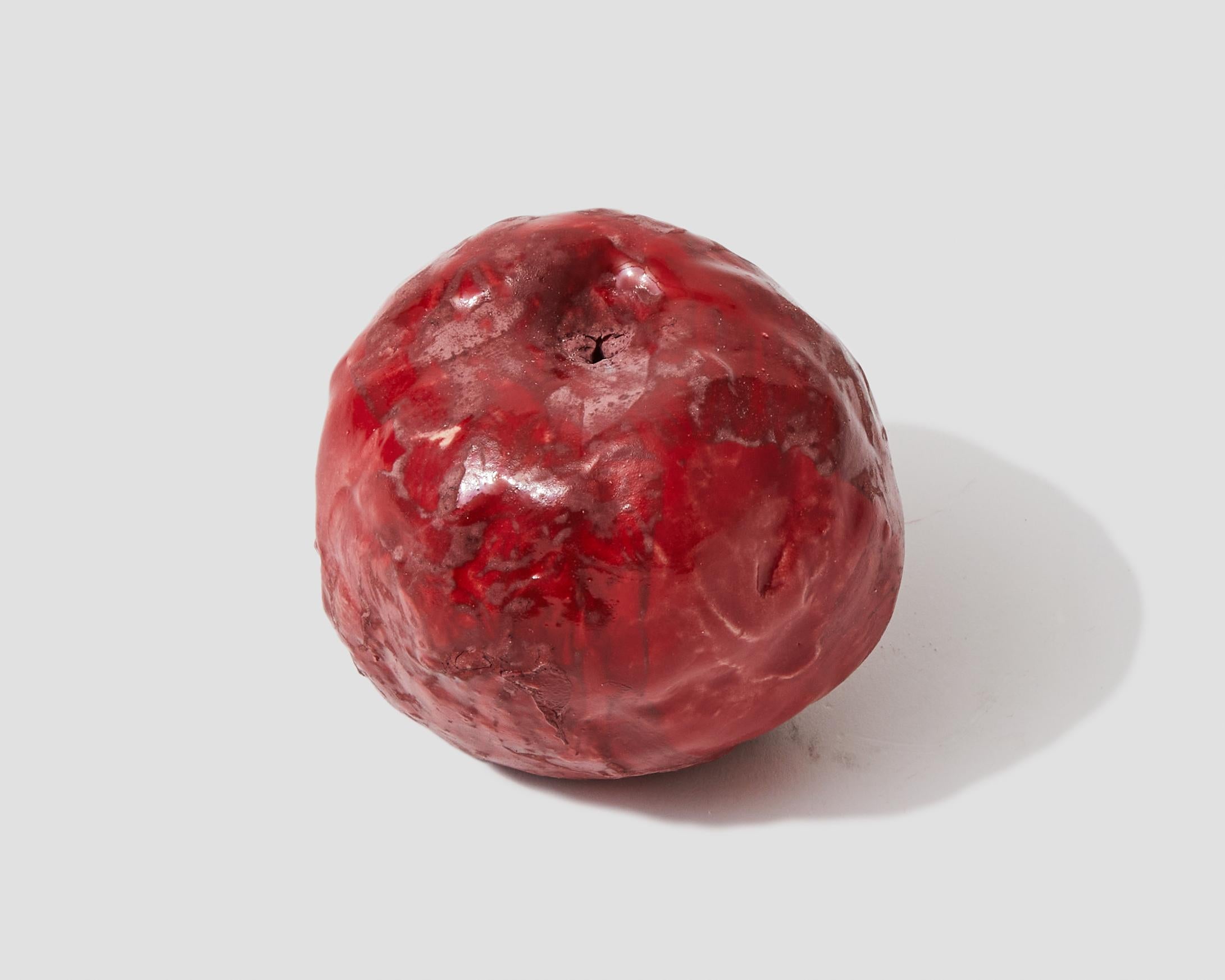 "Manzana (roja entera)" -- Escultura de Jenny Day