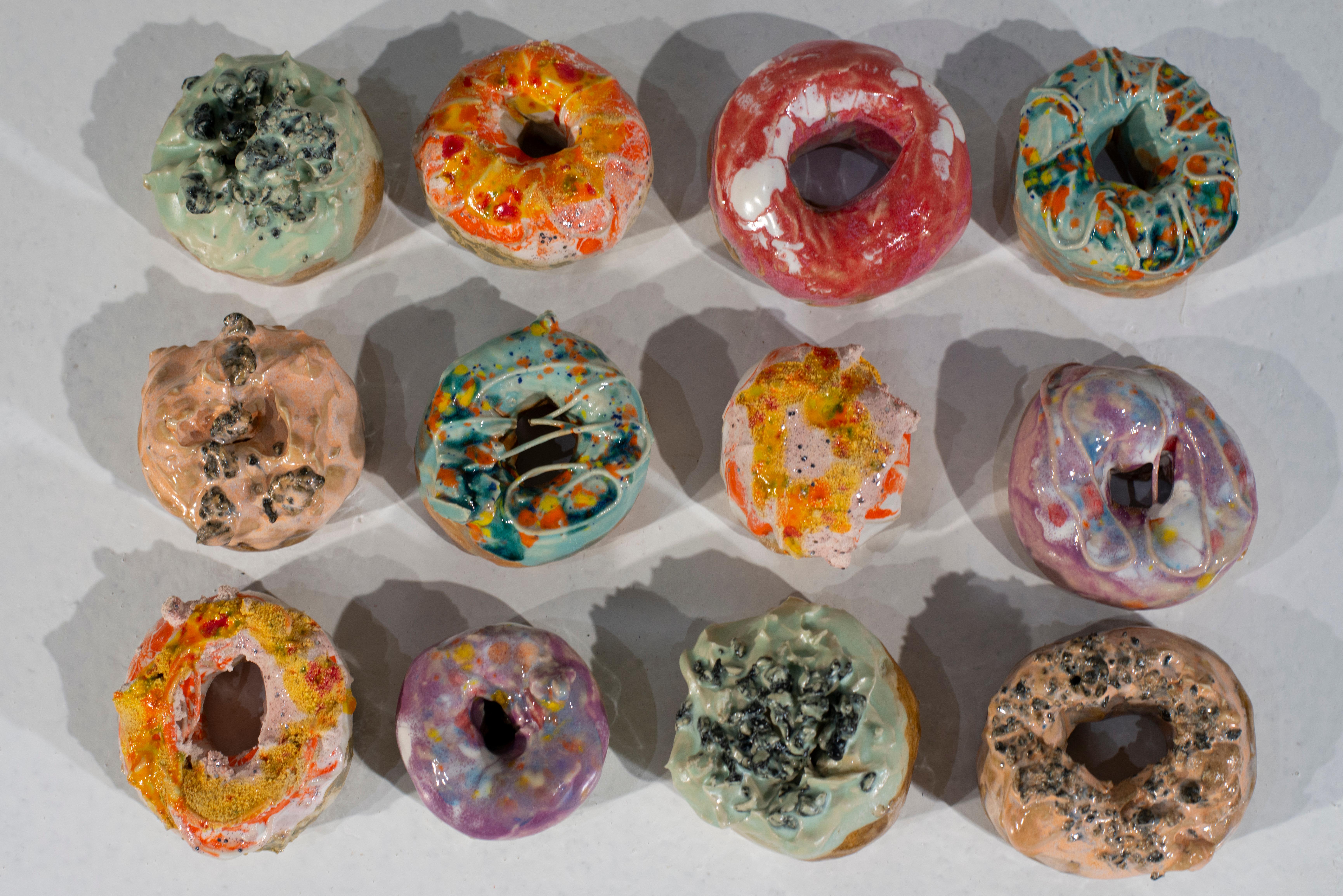 „Doughnuts“ – Skulptur von Jenny Day im Angebot 2
