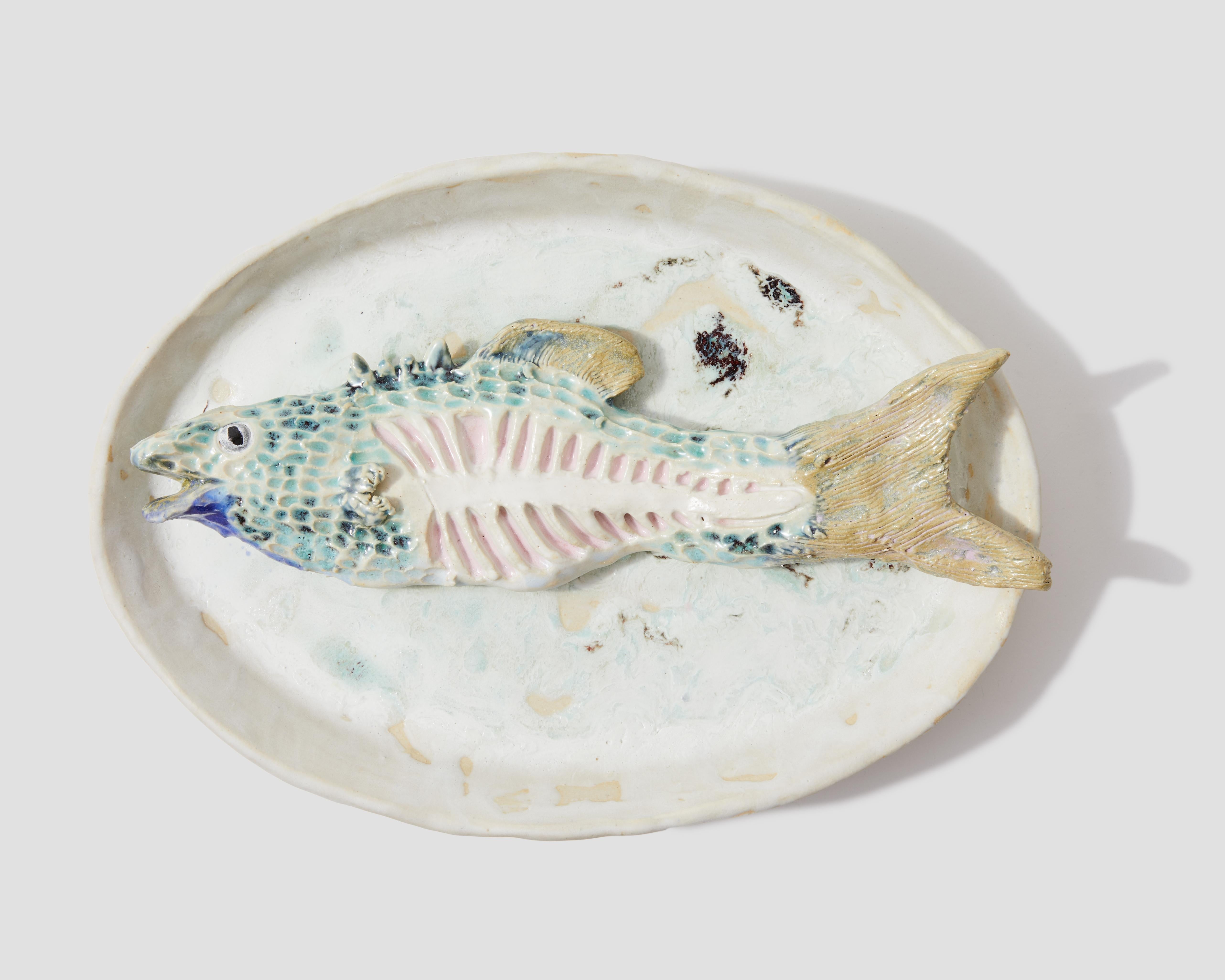 "Pescado en el plato" -- Escultura de Jenny Day