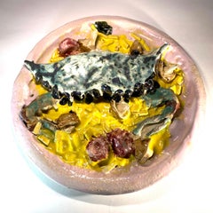 "Assiette de crabe rose avec champignons" -- Sculpture de Jenny Day
