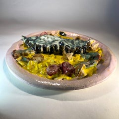 "Assiette de crabe rose avec champignons" -- Sculpture de Jenny Day