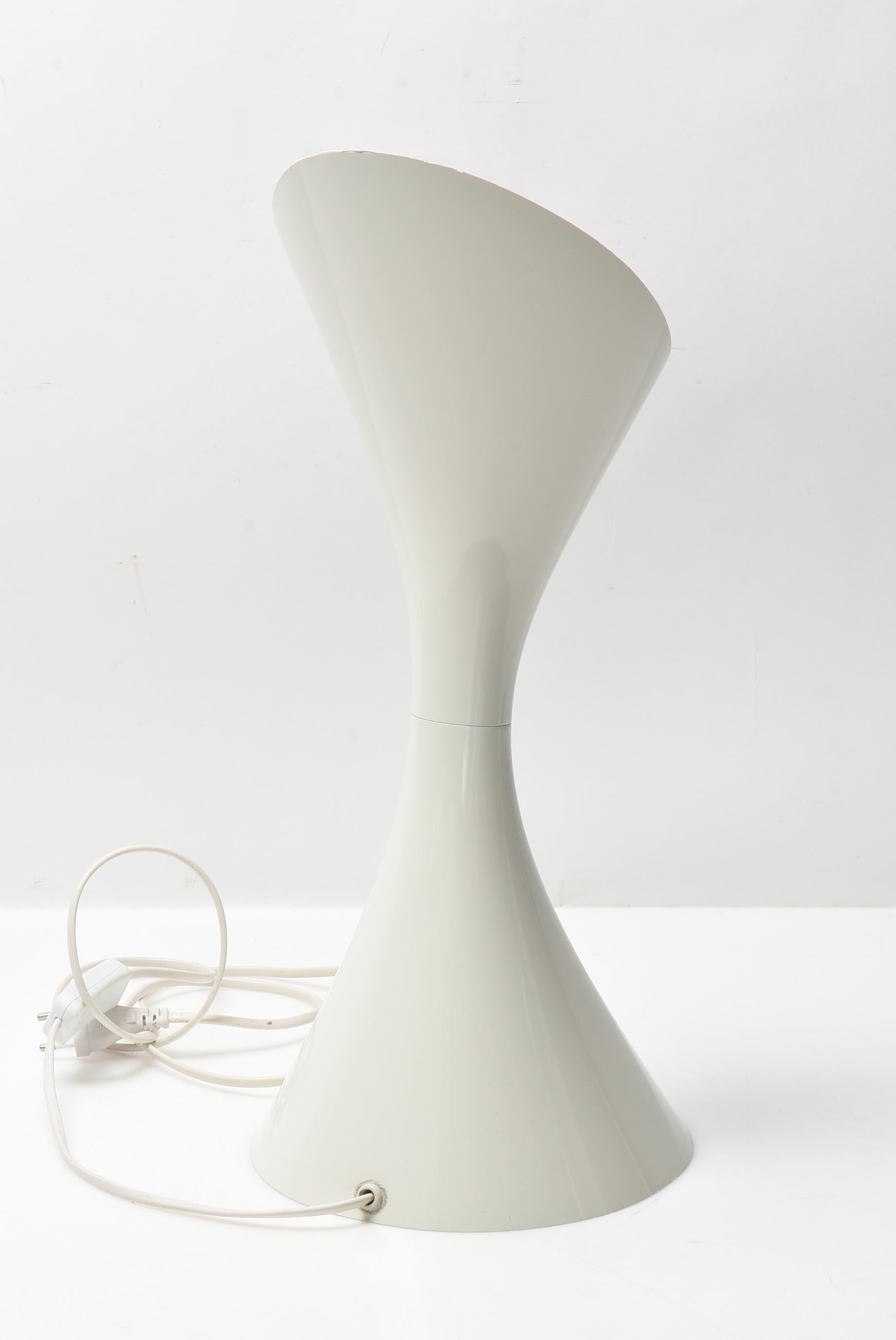 Modernist in its clean lines. Great to light up a corner or on a console. This lamp was designed by Jenny Keate for Weave in 1999. 100 productions of different colors were created in the same year. Later in 2001, a final production of only 2000