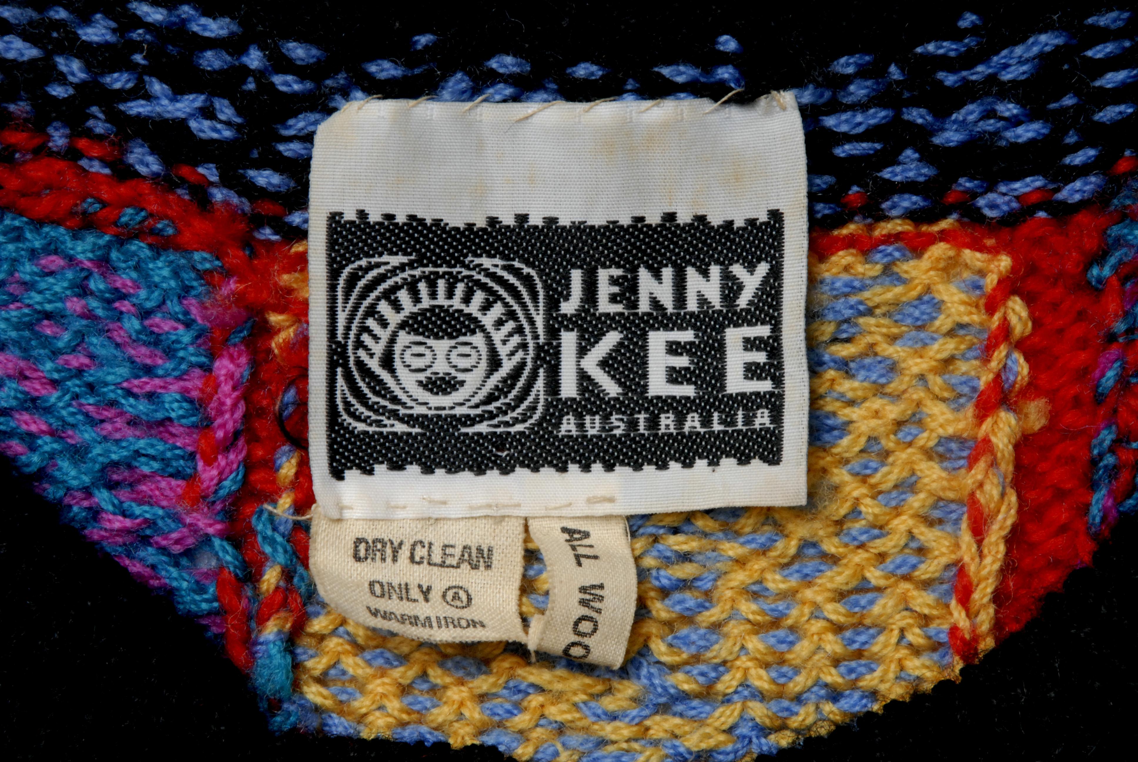 Eine schöne handgestrickte Wolljacke von Jenny Kee, mit Originaletikett und in fast unbenutztem Zustand. Erworben von Jenny um 1980 in ihrem Atelier in den Blue Mountains westlich von Sydney. Reich verzierte Muster in leuchtenden Farben und ihr Name