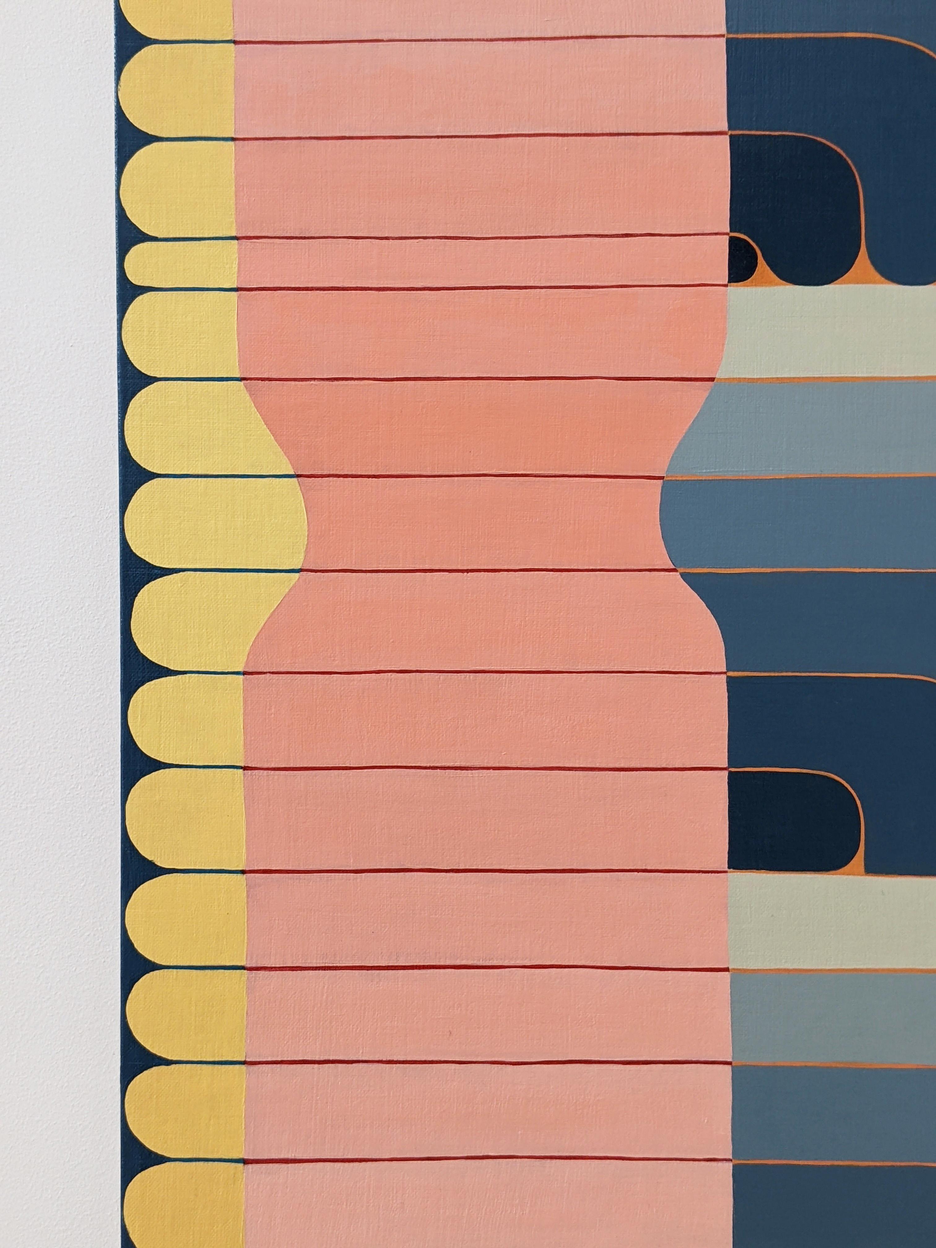 Des formes géométriques composent un motif de lignes épaisses incurvées vers le bas au centre dans des tons de bleu gris à indigo, encadrées par des colonnes incurvées rose pâle et corail rosé, lumineuses, avec des détails jaune d'or et bleu indigo