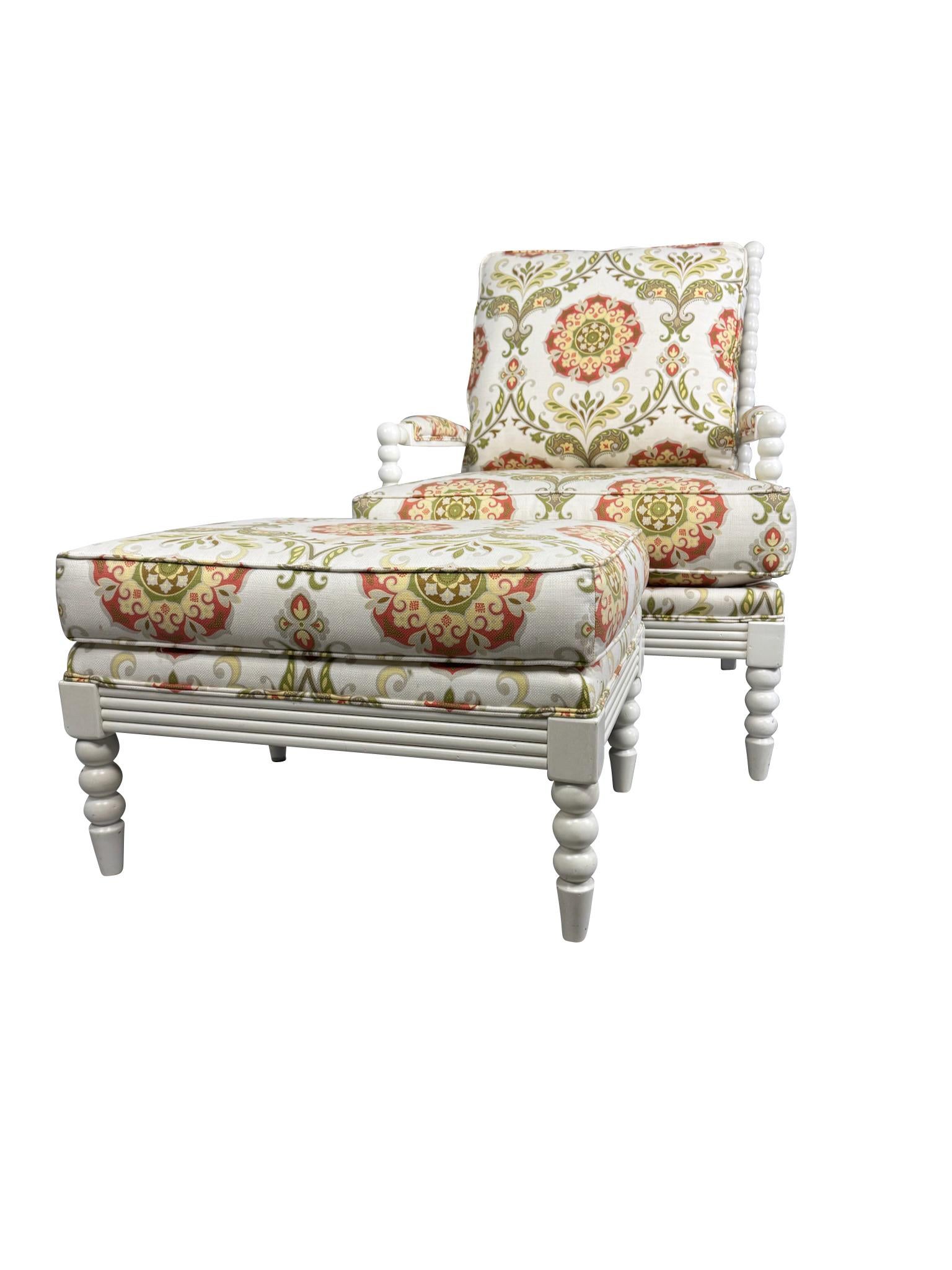 Chaise à bobines peinte en blanc par Ethan Allan, tissu Swavelle Mill Creek 'Barossa/Madden' dans le style des meubles à bobines de Jenny Lind.  Merveilleux complément pour une chambre à coucher ou une chambre d'amis. Grand format confortable pour