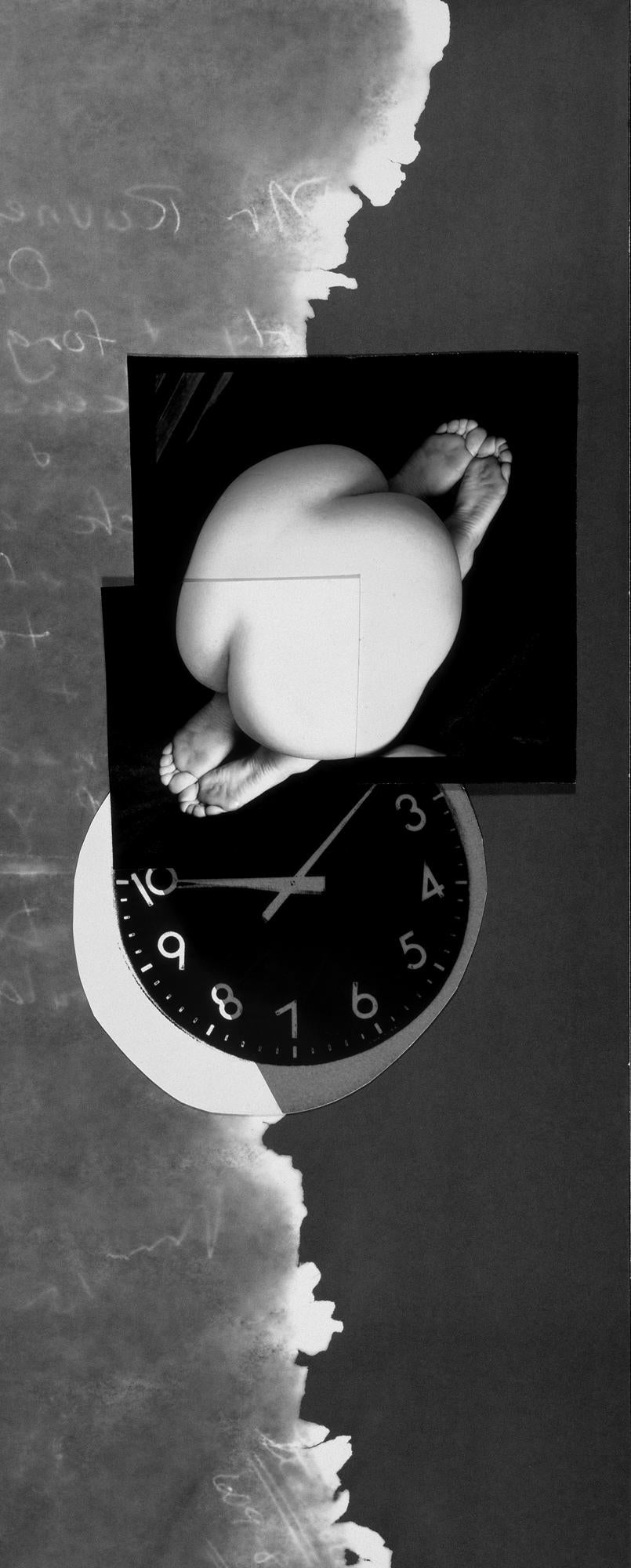 Jenny Lynn Nude Photograph – Doubleend: gerahmte abstrakte Schwarz-Weiß-Fotocollage mit Akt, Uhr, Wolken