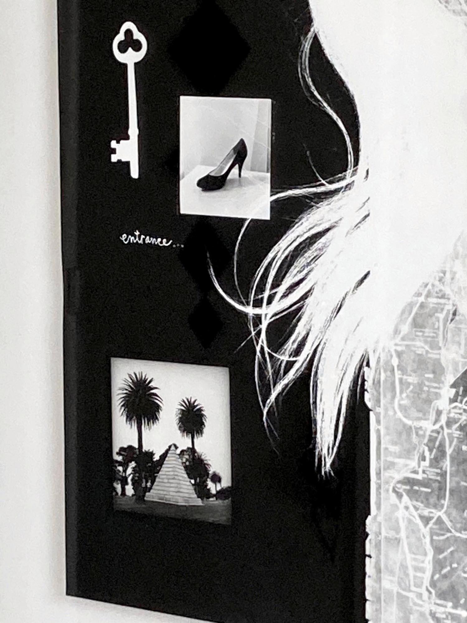 Entrada: collage fotográfico abstracto en blanco y negro enmarcado con llave, zapato, árboles - Abstract Photograph Gris de Jenny Lynn