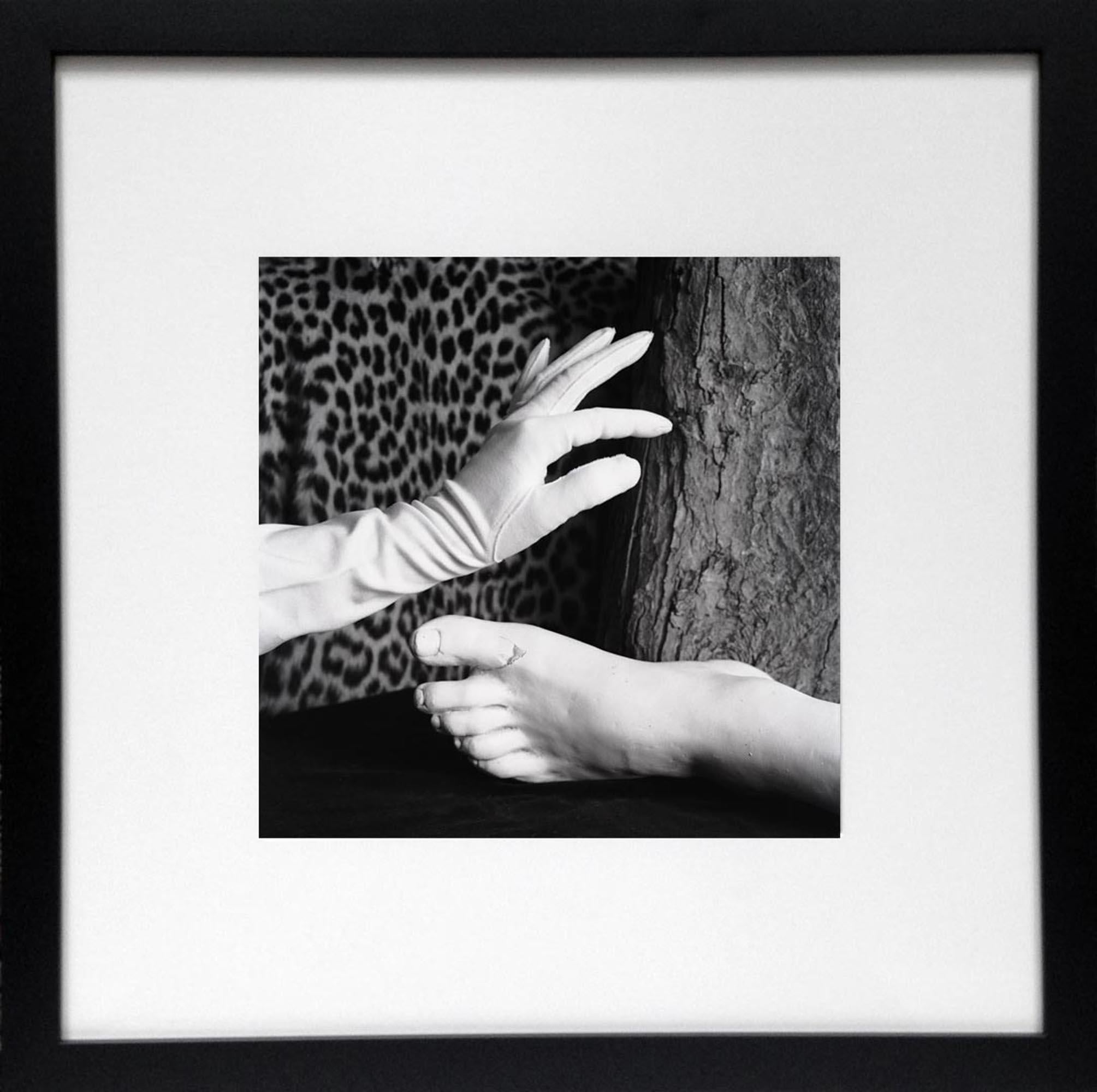 Hand & Fuß: Schwarz-Weiß-Fotografie mit Handtuch, Leopardenmuster und Baumrinde, Füße (Realismus), Photograph, von Jenny Lynn