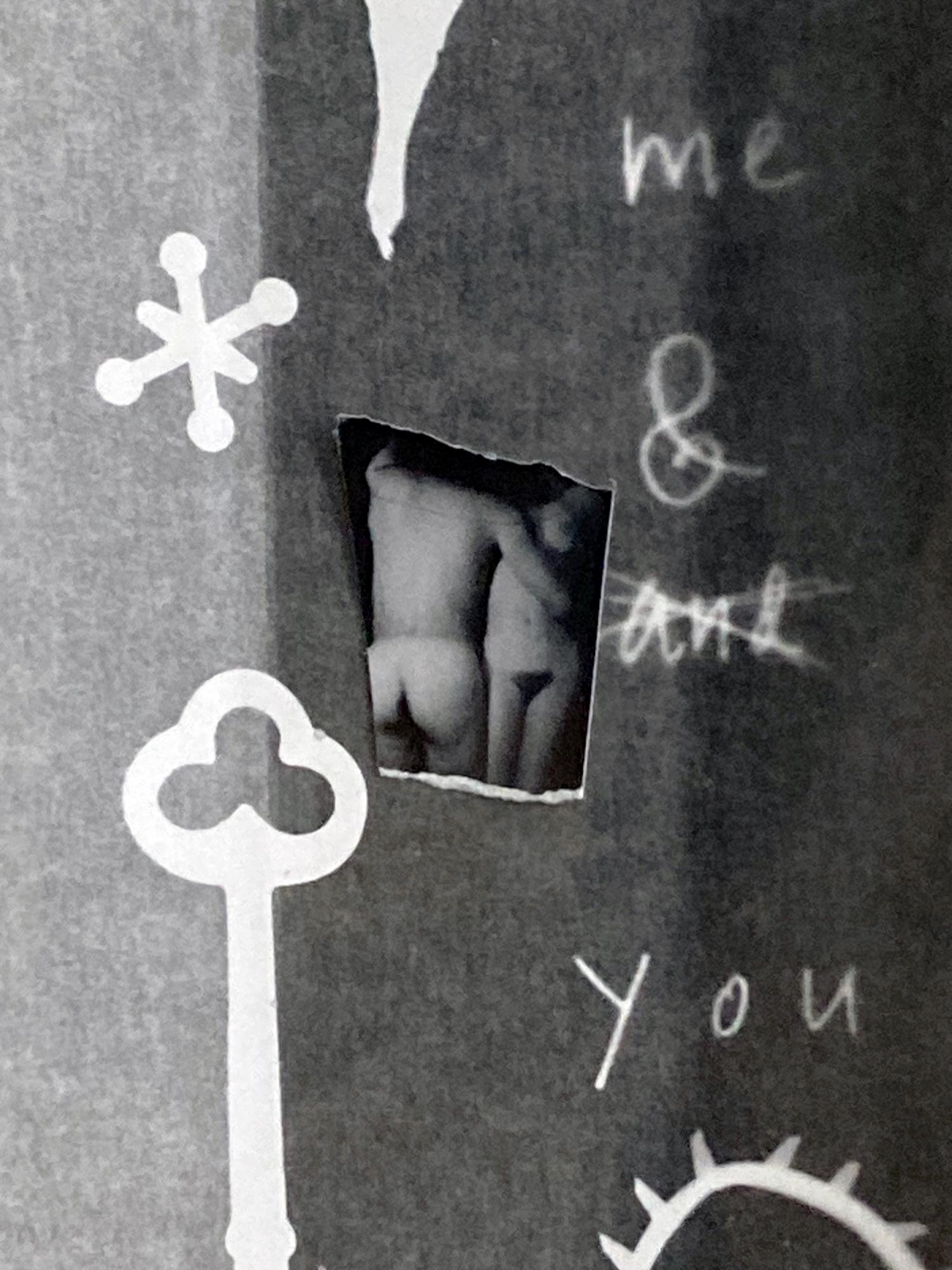 Me & You: collage fotográfico abstracto en blanco y negro enmarcado con desnudos, insecto, corazón - Photograph de Jenny Lynn
