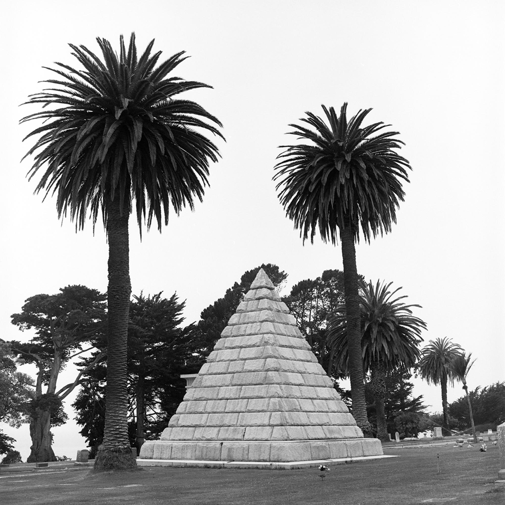 Jenny Lynn Black and White Photograph – Pyramiden und Palmen: Schwarz-Weiß gerahmte Fotografie, Denkmal in Landschaft mit Bäumen