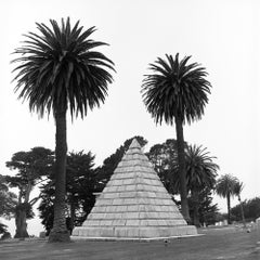 Pyramiden und Palmen: Schwarz-Weiß gerahmte Fotografie, Denkmal in Landschaft mit Bäumen