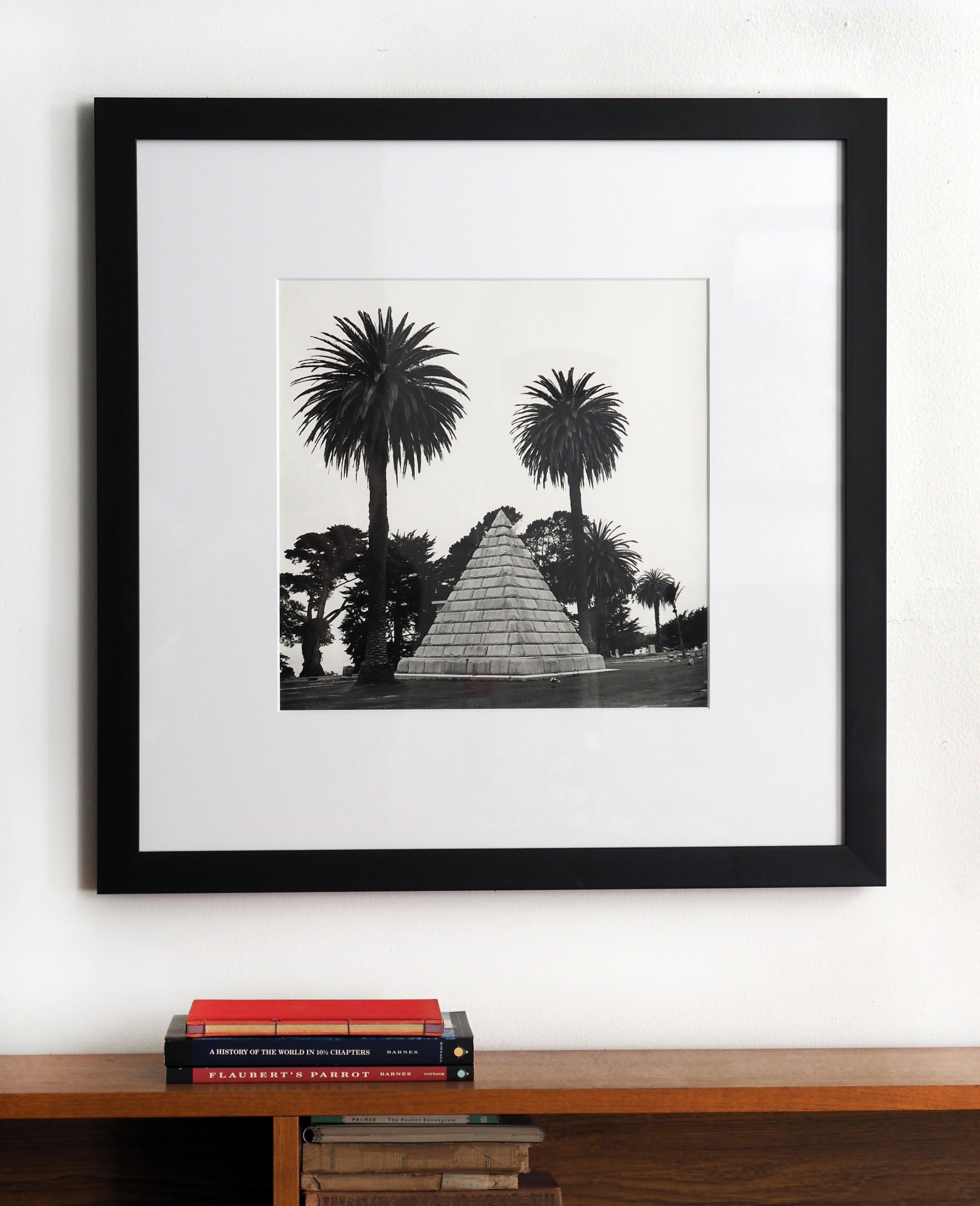 Pyramide et palmiers : photographie encadrée en noir et blanc, monument dans un paysage arboré - Gris Black and White Photograph par Jenny Lynn