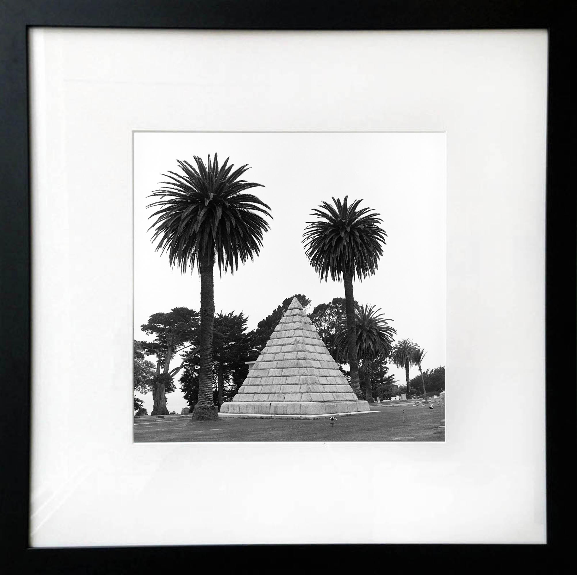 Pyramide et palmiers : photographie encadrée en noir et blanc, monument dans un paysage arboré - Réalisme Photograph par Jenny Lynn