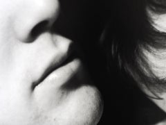 Dos caras: fotografía enmarcada en blanco y negro, figuras masculina y femenina, abstracto