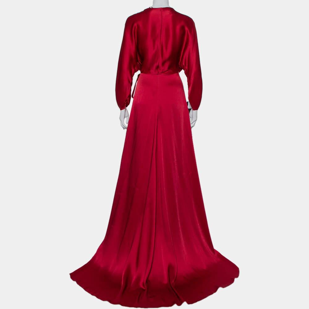 Create the most stunning red carpet looks wearing this gorgeous Jenny Packham evening gown that is fit for a diva. Constructed in burgundy satin fabric, this gown features a wrap silhouette with a tie-up at the front, a plunging neckline, and trail