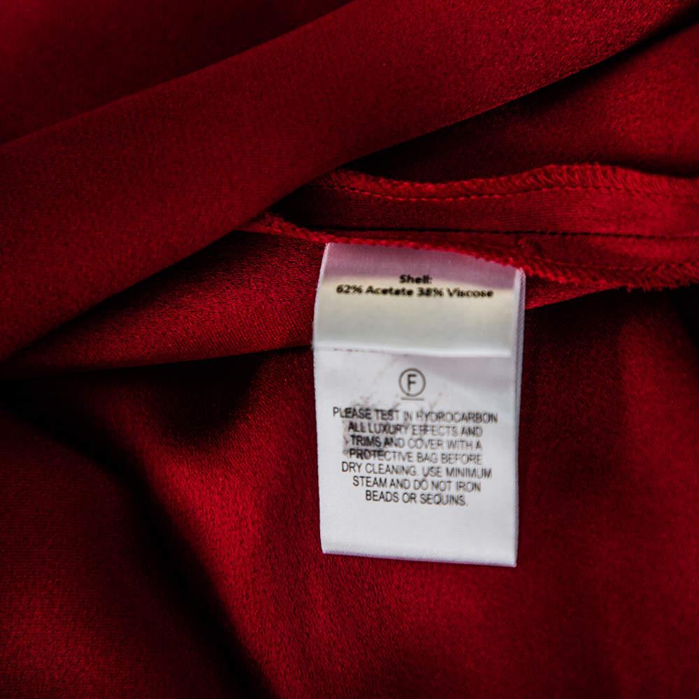 Wickelkleid aus burgunderrotem Satin mit Trail-Details von Packham, M im Zustand „Neu“ im Angebot in Dubai, Al Qouz 2
