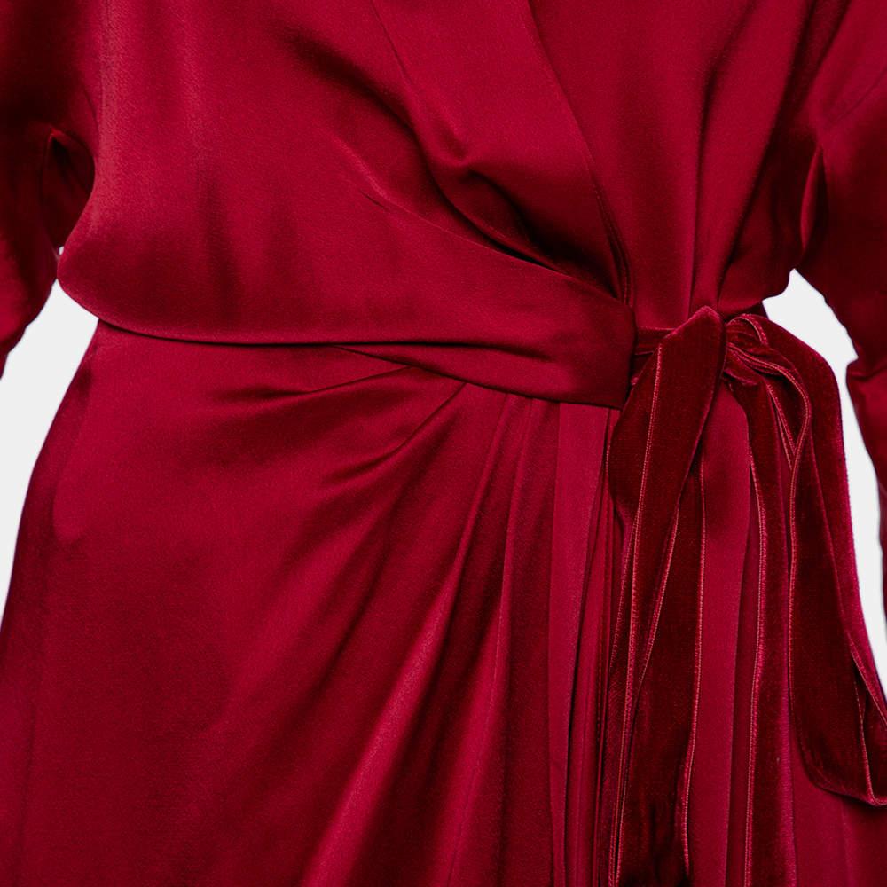 Wickelkleid aus burgunderrotem Satin mit Trail-Details von Packham, M Damen im Angebot