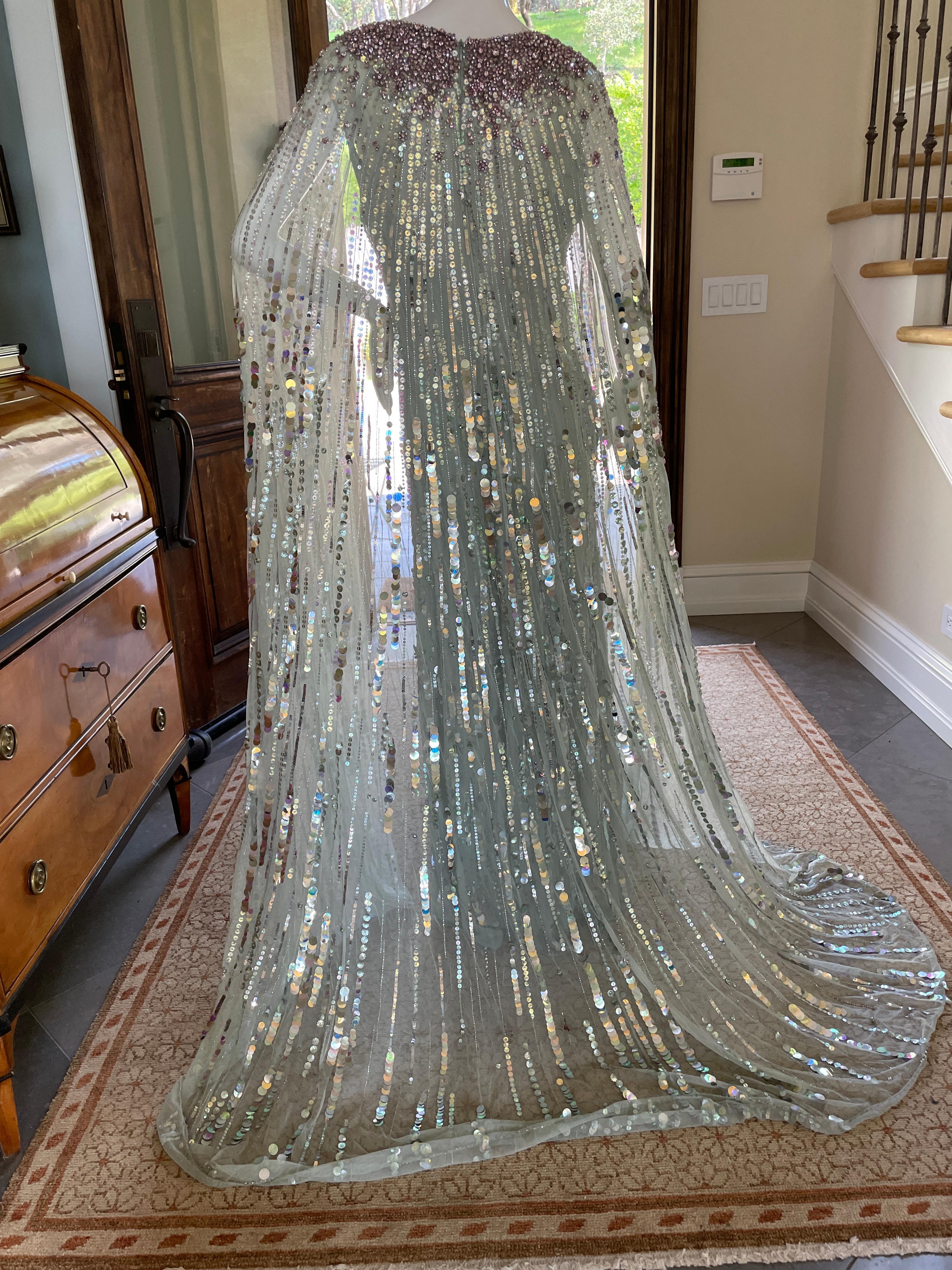 Jenny Packham Verschönertes „Elizabeth“ Umhang-Abendkleid, aktuelle Saison $5449 14 (Grau) im Angebot