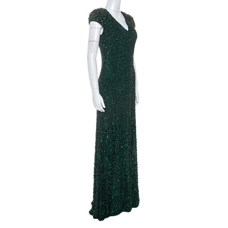 A perfect outfit to get your ready for parties and special events, this breathtaking gown from Jenny Packham is sure to steal your heart. Constructed in pretty green silk, this dress features a beautifully embellished body that adds feminine glam to