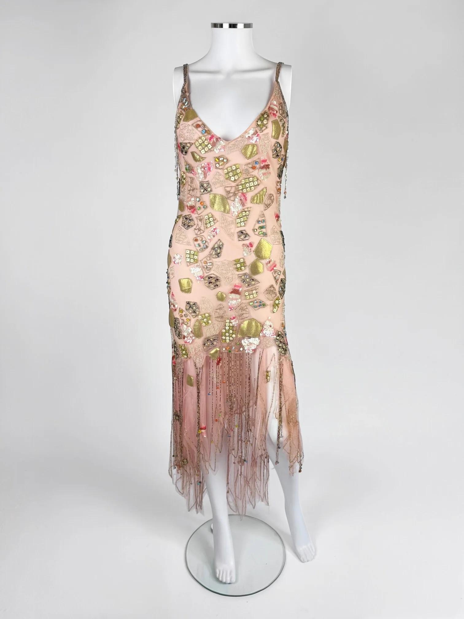 
Exceptionnelle robe vintage en soie rose de Jenny Packham, début des années 2000 (circa 2004)
Jenny Packham est une créatrice de mode britannique, ancienne élève de la Central Saint Martins.
Robe à bretelles en soie rose pâle et superposition de