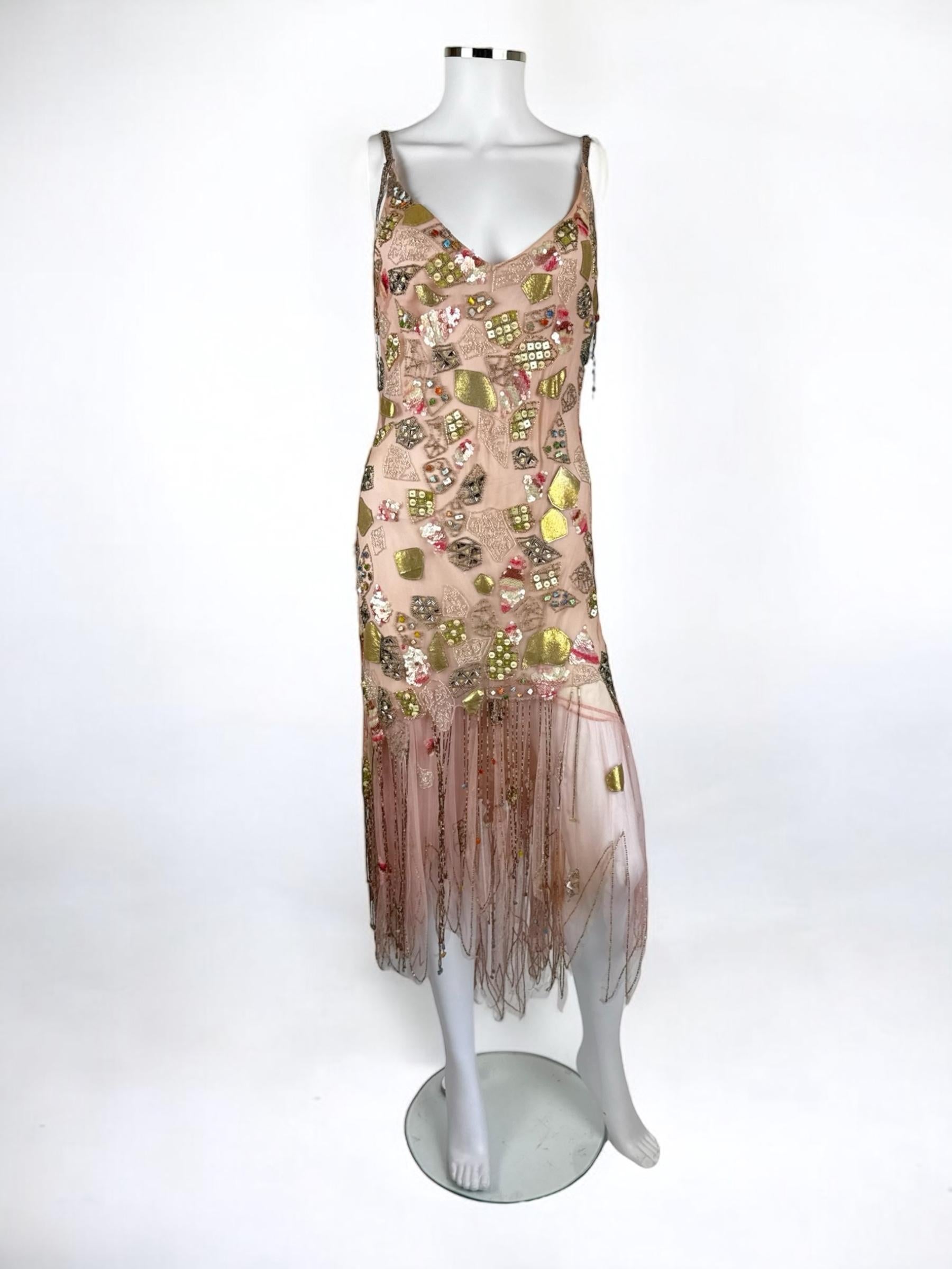 Excepcional vestido vintage de seda rosa de Jenny Packham de principios de la década de 2000, circa 2004
Jenny Packham es una diseñadora de moda británica y ex alumna de Central Saint Martins
Vestido con transparencias y sobrepelliz de red con
