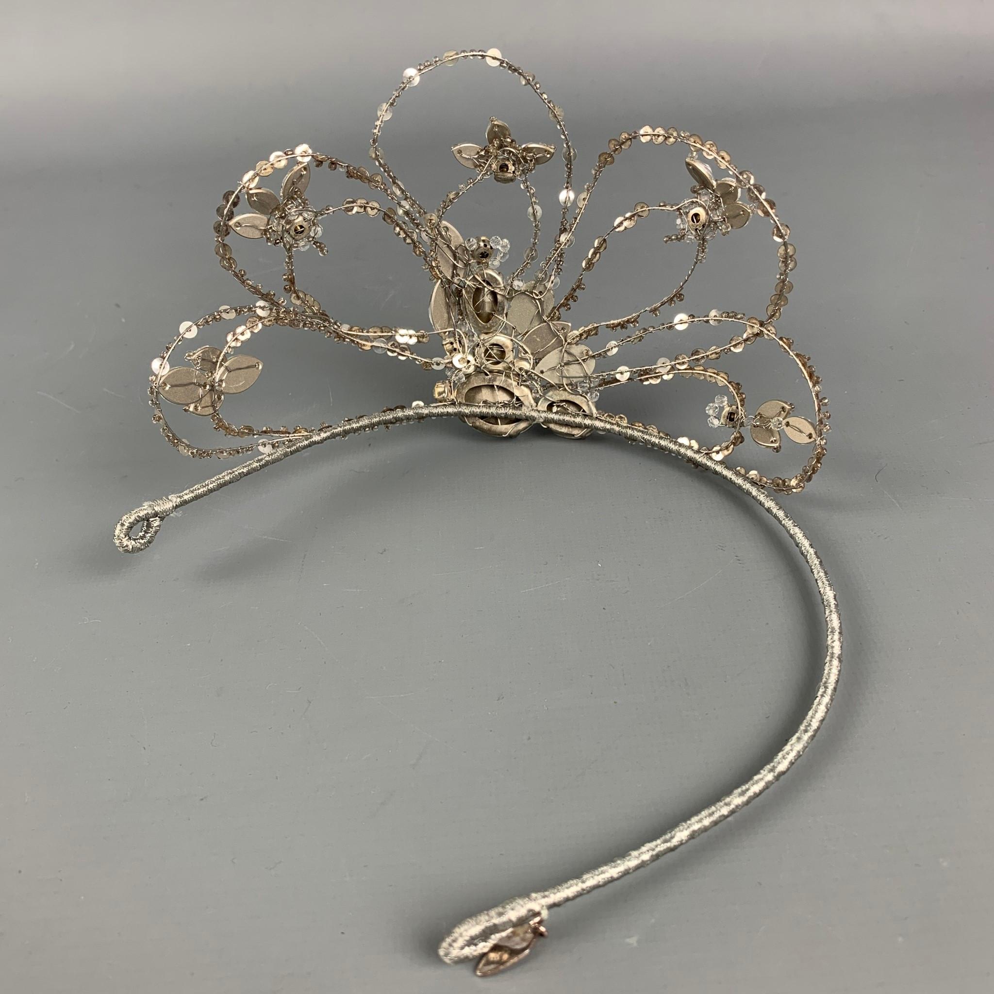 JENNY PACKHAM tiara comes in a silver sequined material with rhinestone details. 

New With Box. 
Marked: OS
Original Retail Price: $495.00

Measurements:

Fits: 6 in.
