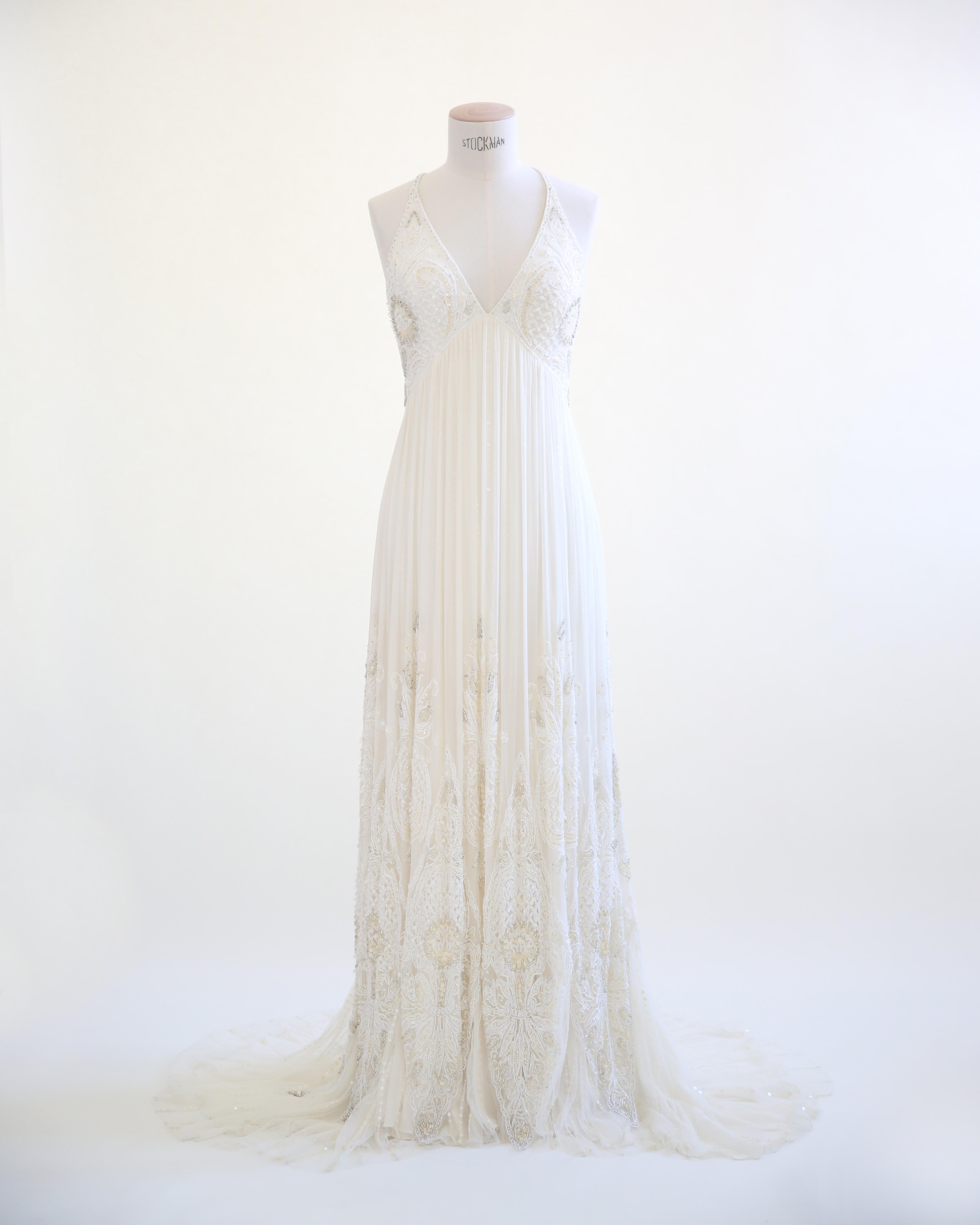 LOVE LALI VINTAGE

Dies ist ein absolut atemberaubendes Hochzeitskleid der britischen Designerin Jenny Packham, das auf das Jahr 2009 geschätzt wird. Das Kleid ist nichts weniger als ein Kunstwerk. Es besteht aus vier Schichten in elfenbeinfarbenem