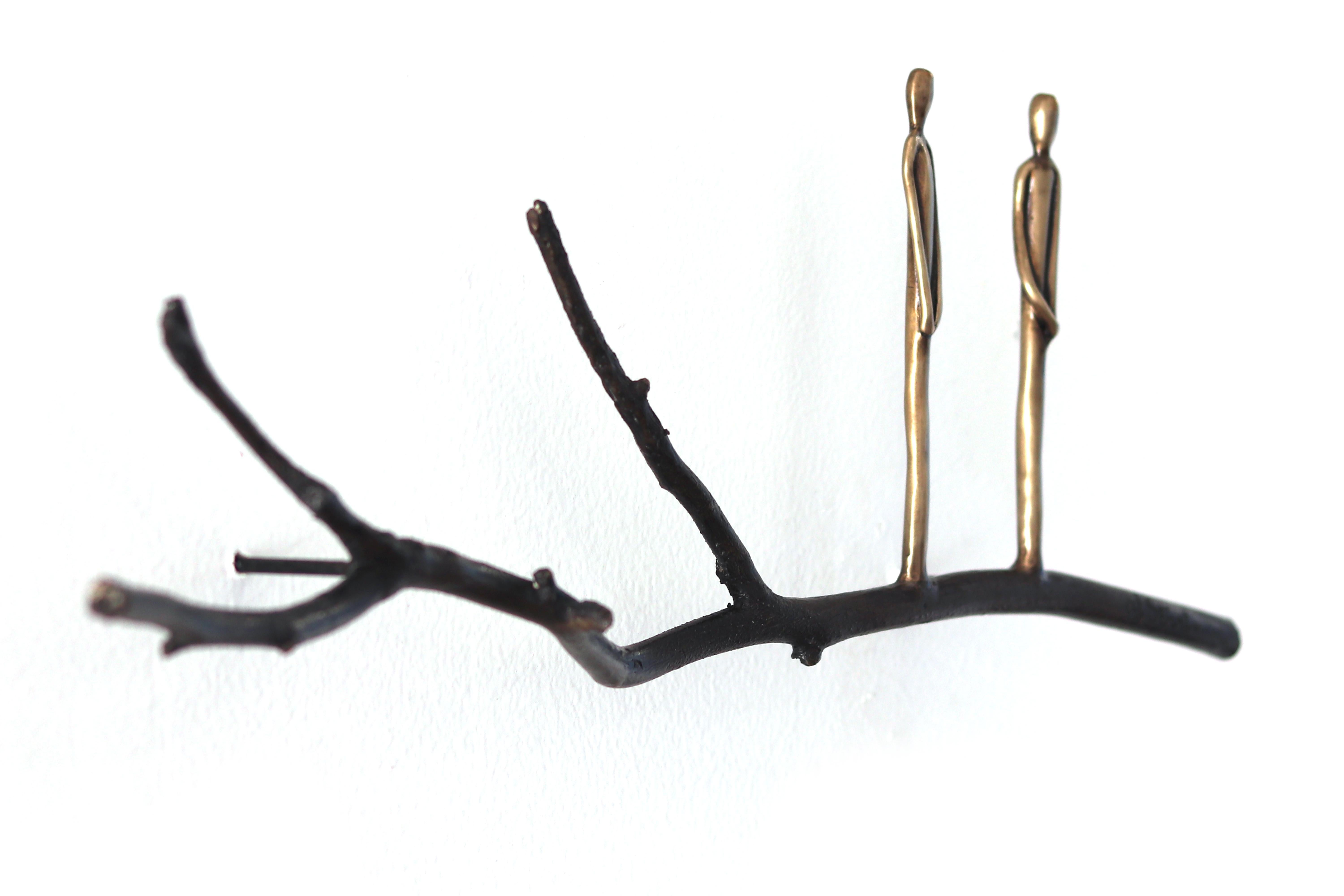 GRAFT EH6 - Abstrakte figurative Wandskulptur - Tree Branch und Bronzefiguren (Gold), Figurative Sculpture, von Jennyfer Stratman