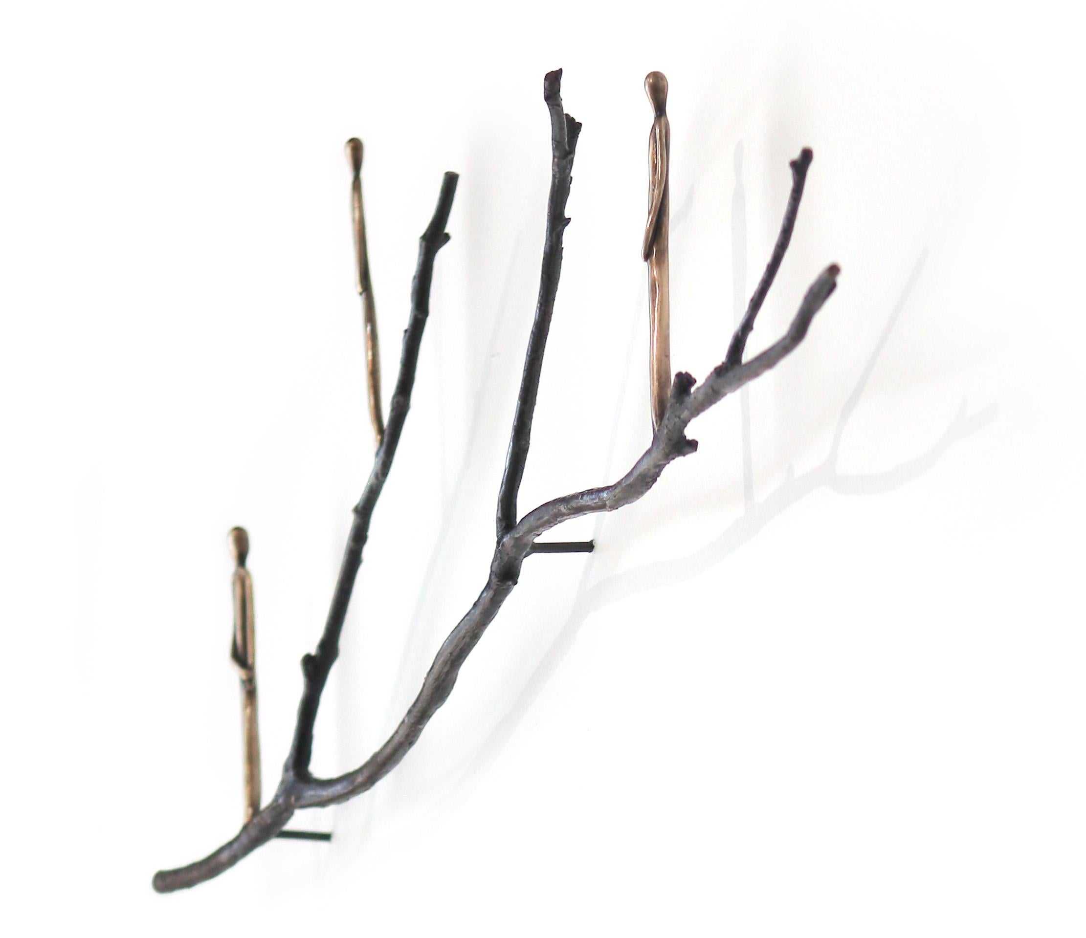 Graft EH8 - Escultura Figurativa Abstracta de Pared - Rama de Árbol y Figuras de Bronce en venta 1