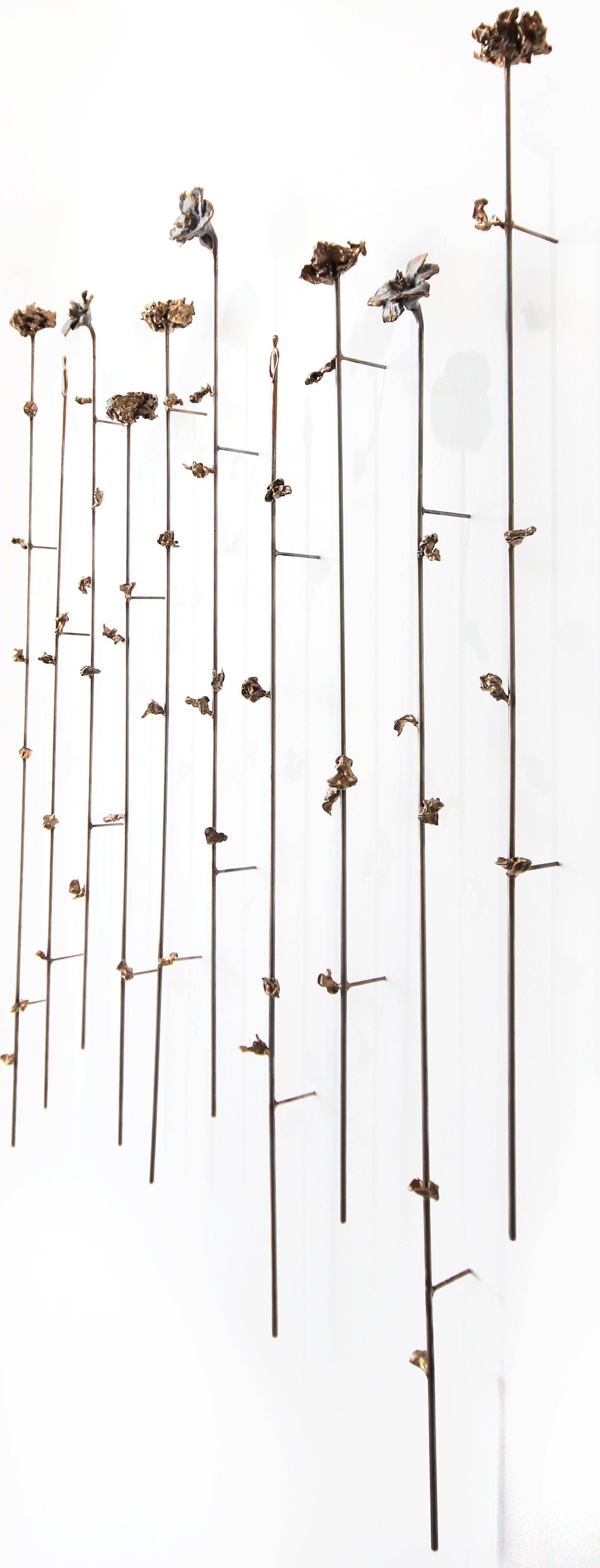 Jardin de Fleur 15 - Escultura mural figurativa abstracta de bronce - Figurative Sculpture Oro de Jennyfer Stratman
