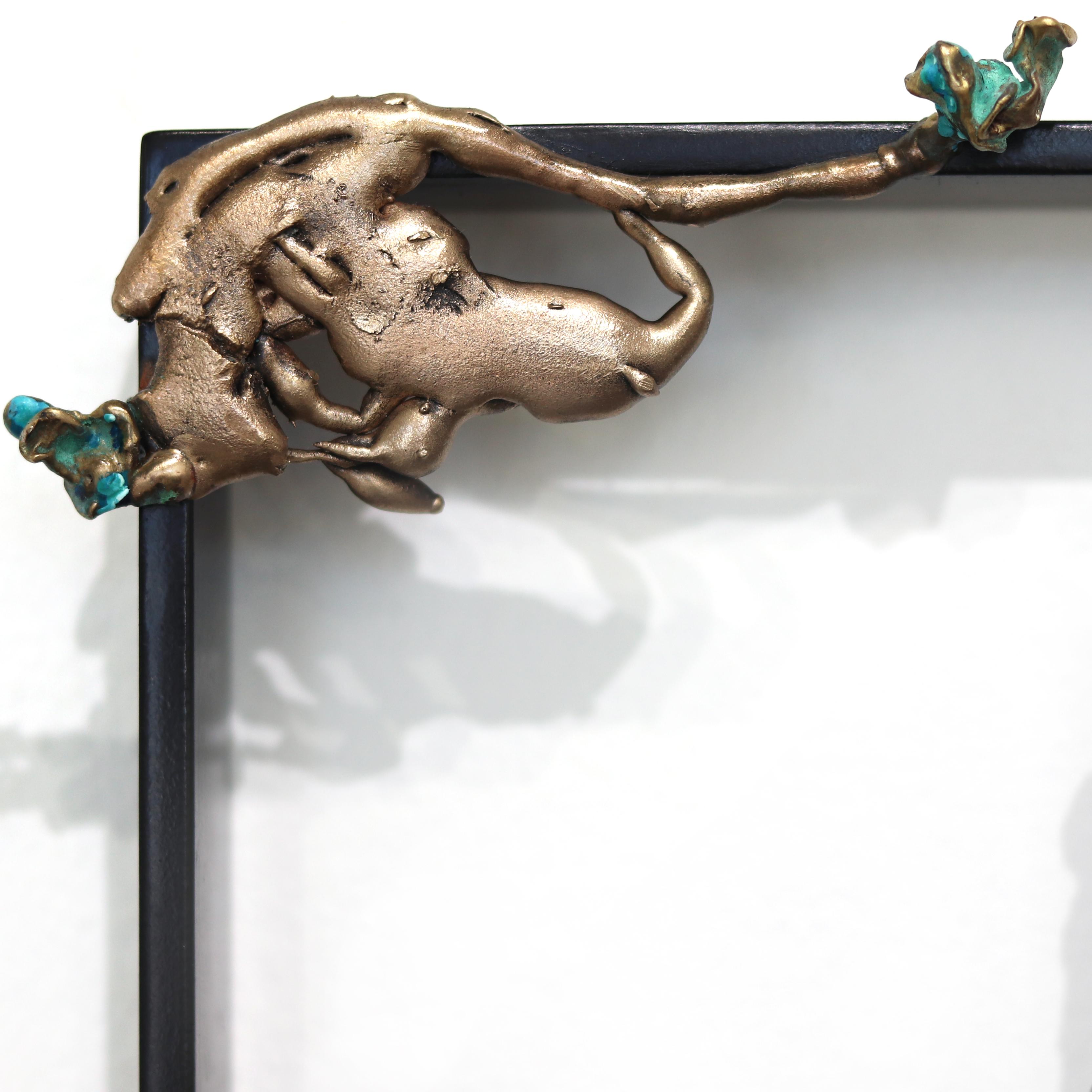 De pie con las estrellas - Escultura mural figurativa abstracta de bronce en venta 2