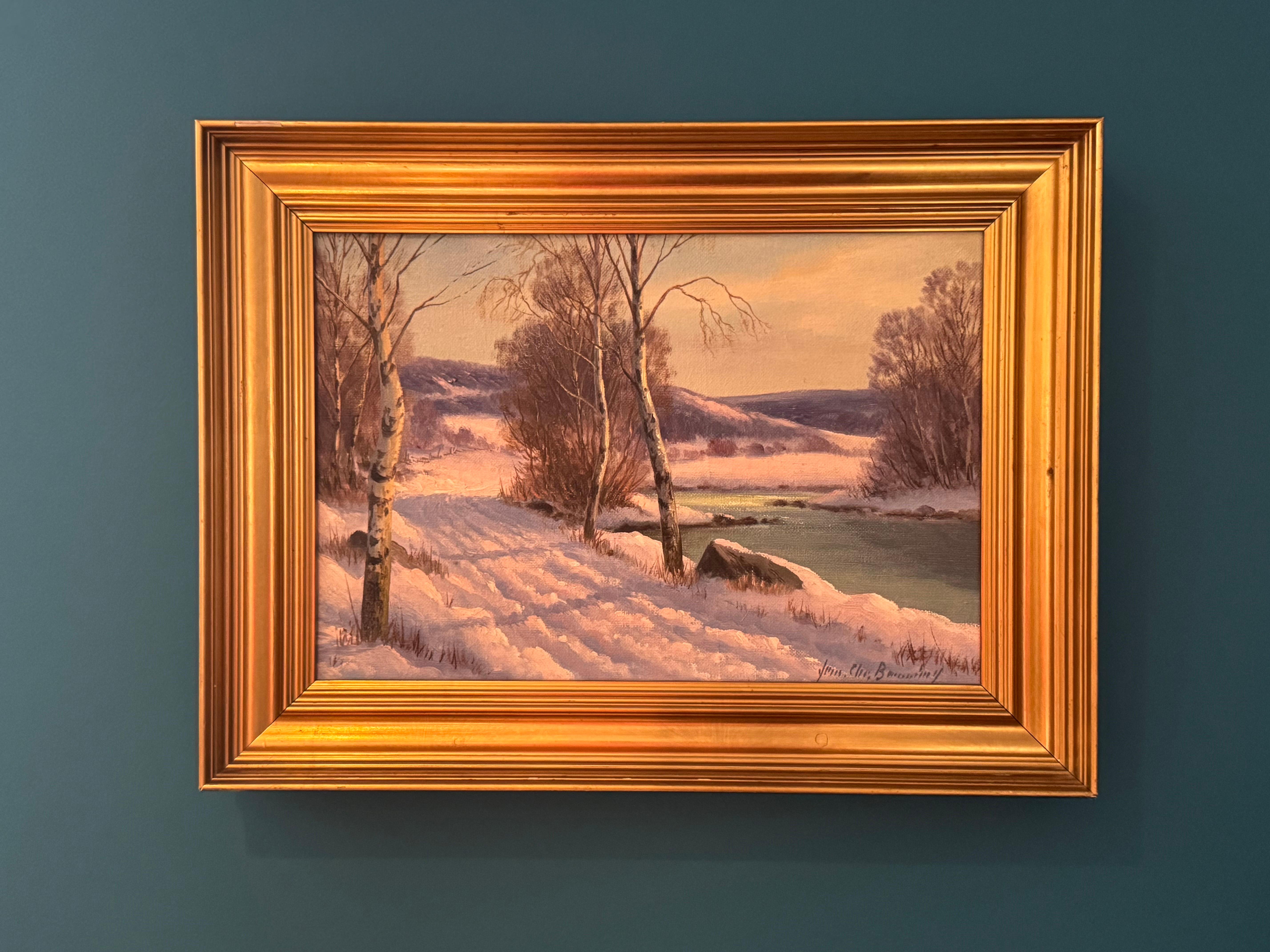 Winterliche Flusslandschaft in Skandinavien mit Silberbirken des dänischen Künstlers Jens Christian Bennedsen (1893-1967)

Kunst misst 13 x 9,5 Zoll
Rahmen misst 17,25 x 13 Zoll

Diese heitere und leuchtende Winterlandschaft des bedeutenden