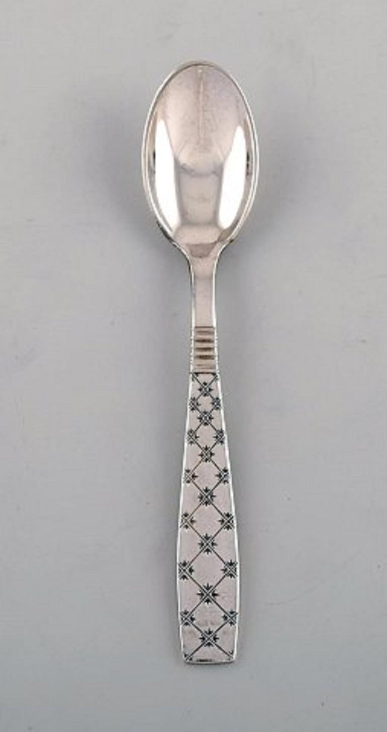 Jens H. Quistgaard (1919-2008), Denmark. 12 Star teaspoons in plated silver, 1960s-1970s.
Measures: 11.8 cm.
In very good condition.
Stamped.