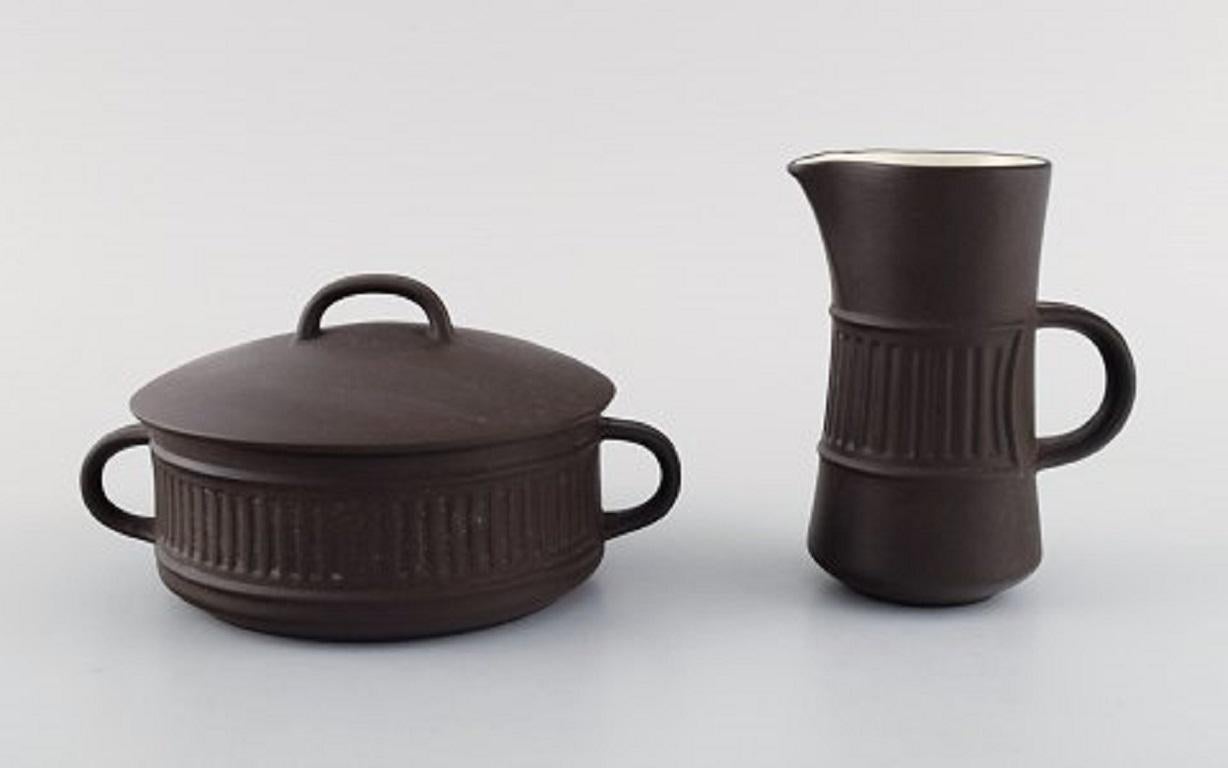 Jens H. Quistgaard (1919-2008), Danemark. Service à thé Flamestone en grès pour six personnes, années 1960-1970.
Comprenant six tasses à thé avec soucoupes, une théière et un ensemble crème/sucre.
La tasse à thé mesure : 9.3 x 5,5 cm.
La soucoupe