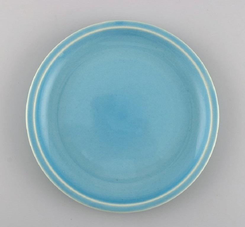 Jens H. Quistgaard (1919-2008) pour Bing & Grøndahl. 
Cinq assiettes Tema en grès émaillé. Rare glaçure turquoise. Années 1960/70.
Diamètre : 19 cm.
En parfait état.
Estampillé.