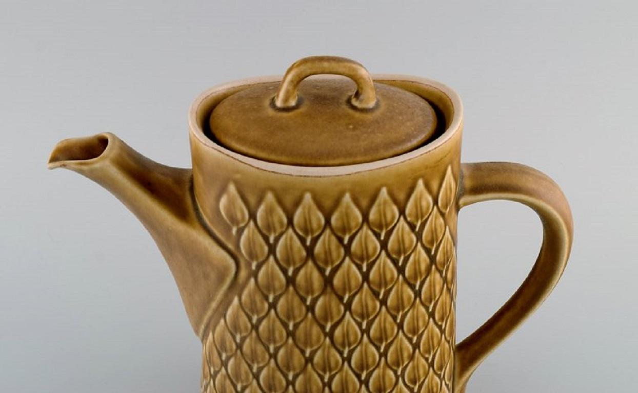 Jens H. Quistgaard (1919-2008) for Bing & Grøndahl / Nissen Kronjyden. 
Relief coffee pot in glazed stoneware. Beautiful glaze in mustard yellow shades. 1960s.
Measures: 24 x 22 cm.
In excellent condition.
Stamped.