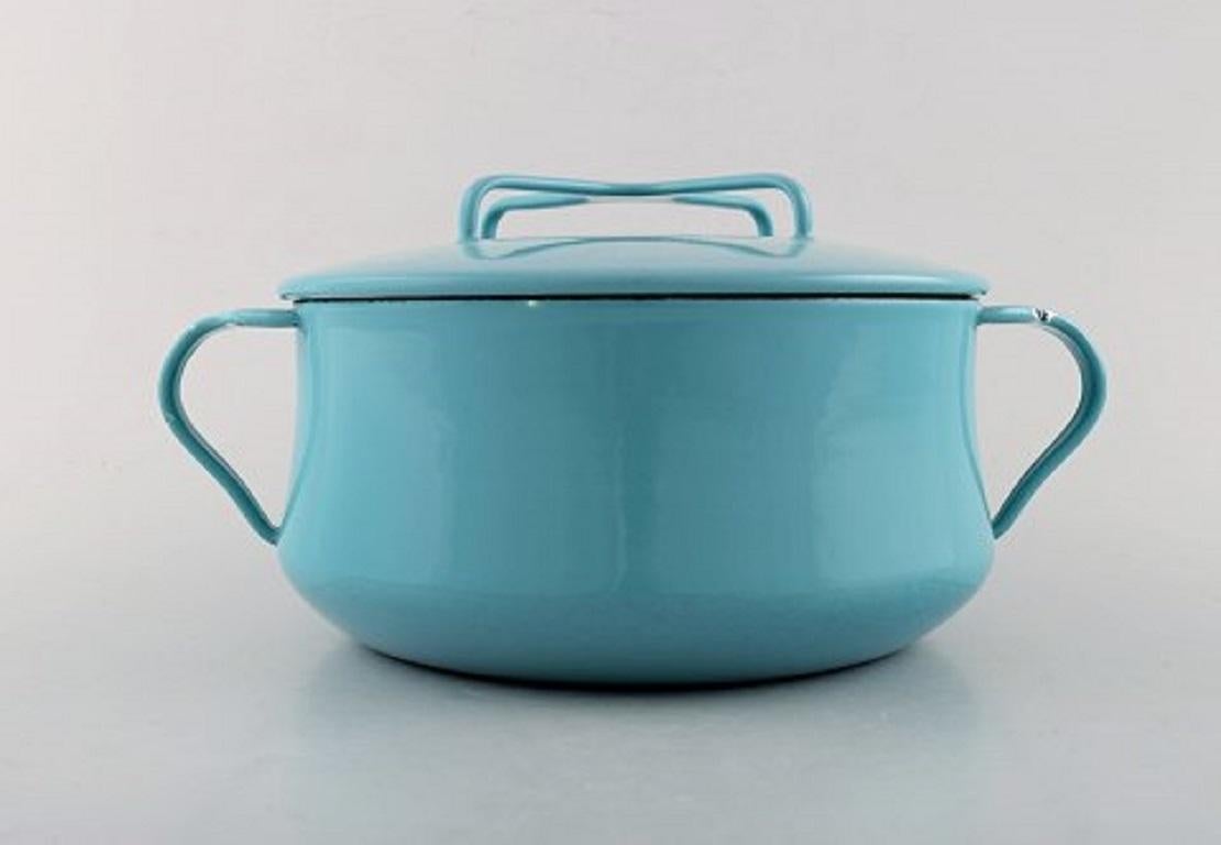 Jens H. Quistgaard: Light blue enamel pot with lid and white inside.
Stamped Danish designs, Denmark, JHQ, 1960s.
Measures: 26 x 12.5 cm.
In very good condition. Minor wear.