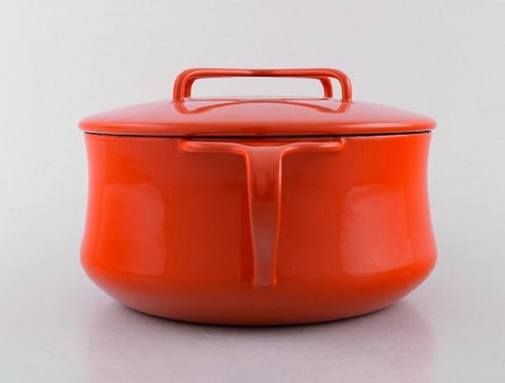 Jens H. Quistgaard: Red enamel pot with lid and white inside.
Stamped Danish designs, JHQ, 1960s.
Measures: 26 x 12.5 cm.
In very good condition. Minor wear.