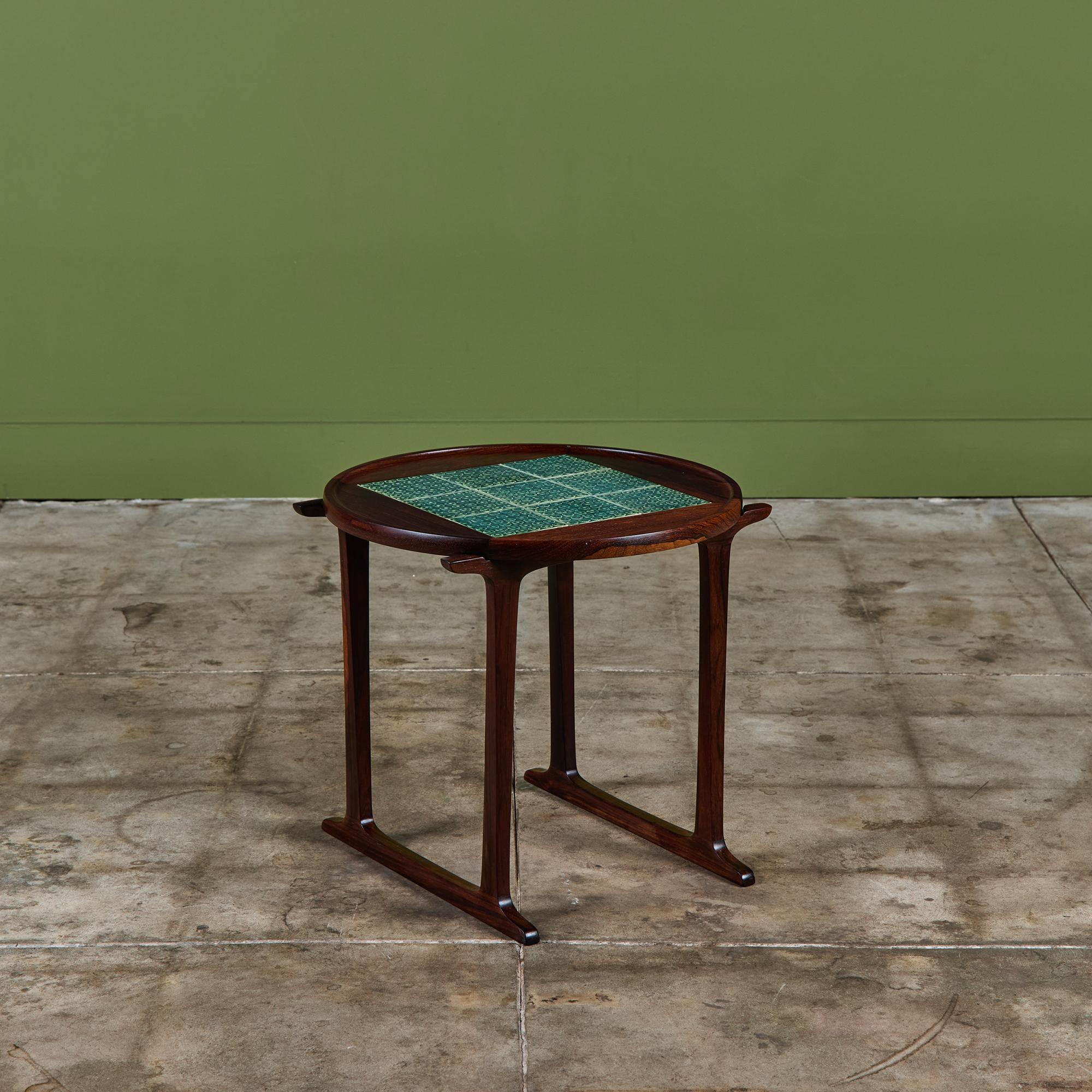 Table d'appoint de Jens H. Quistgaard pour Richard Nissen, C.I.C. Danemark, bois de rose huilé à la main avec incrustation de carreaux Azur turquoise le long du plateau. Le motif du carreau est l'un des dessins les plus célèbres de Quistgaard,