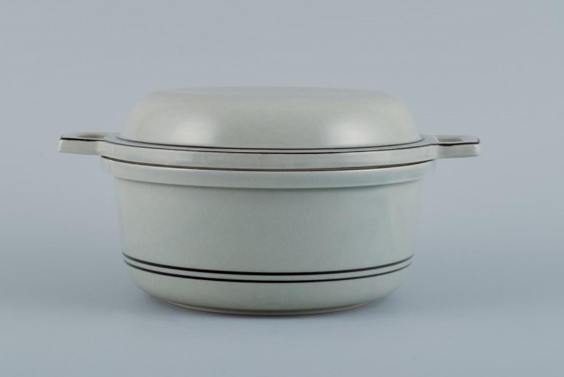 Jens Harald Quistgaard for Bing & Grøndahl, Colombia lidded turrin.
Model number 512.
Approx. 1970.
First factory quality.
Perfect condition.
Marked.
Dimensions: H 12.0 x D 24.0 cm. including handle.