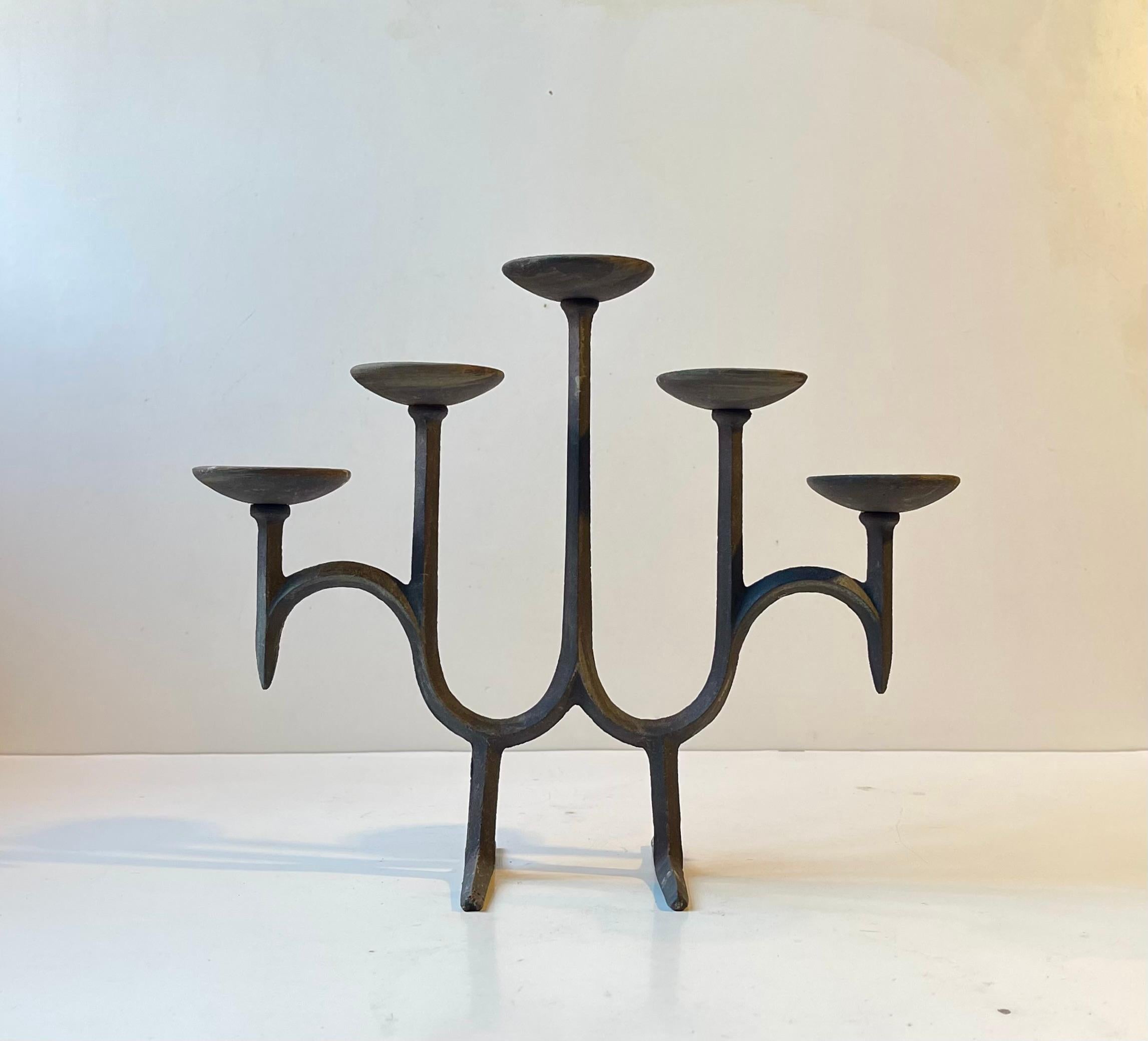 Un raro candelabro in ghisa nera per 5 candele a sfera o a blocco. Progettato dall'icona del design industriale danese Jens Harald Quistgaard negli anni '60. Misure: H: 23 cm, L: 29 cm, Profondità: 11 cm. La ciotola portacandele misura 6 cm di