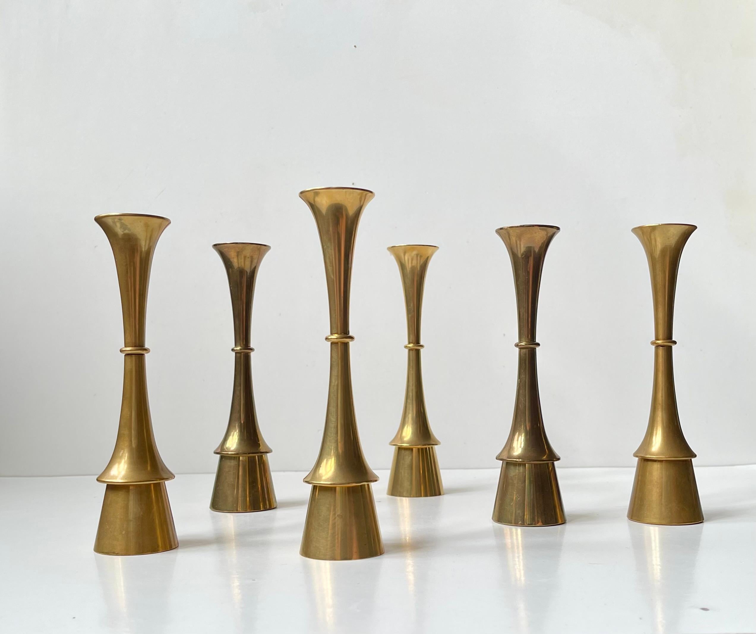 Un gruppo di 6 candelieri in ottone massiccio progettati e realizzati da Jens Harald Quistgaard - IHQ in Danimarca negli anni '60. I candelabri devono essere dotati di candele regolari a forma di sei. Non sono stati lucidati di recente e presentano
