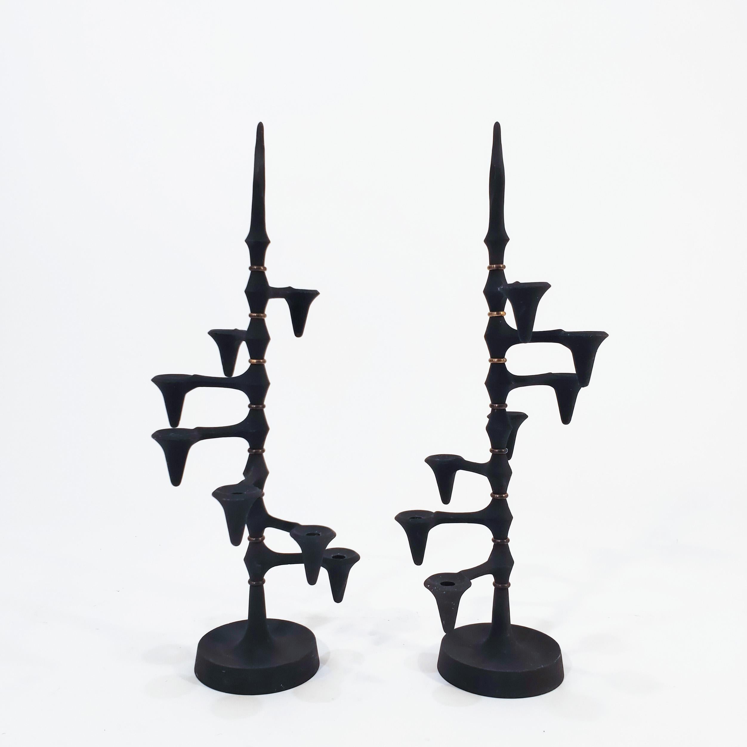 Kerzenständer im Stil des Brutalismus und des Space Age, entworfen von Jens Harald Quistgaard und hergestellt von Dansk Design in Dänemark, 1960er Jahre. Beide Stücke sind aus massivem Gusseisen mit einer zentralen Säule gefertigt, in der die