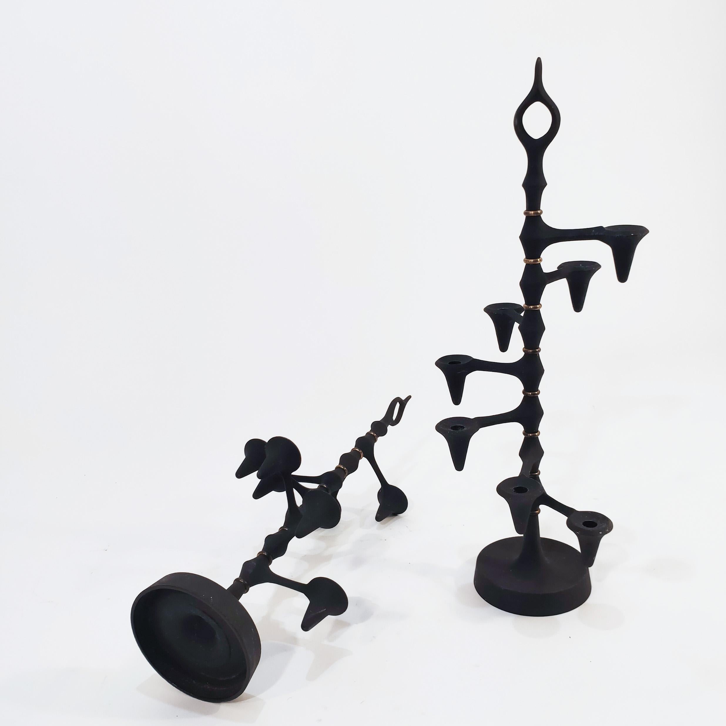 Jens Harald Quistgaard. Dänische gusseiserne Kerzenständer, 1960er Jahre (Brutalismus) im Angebot